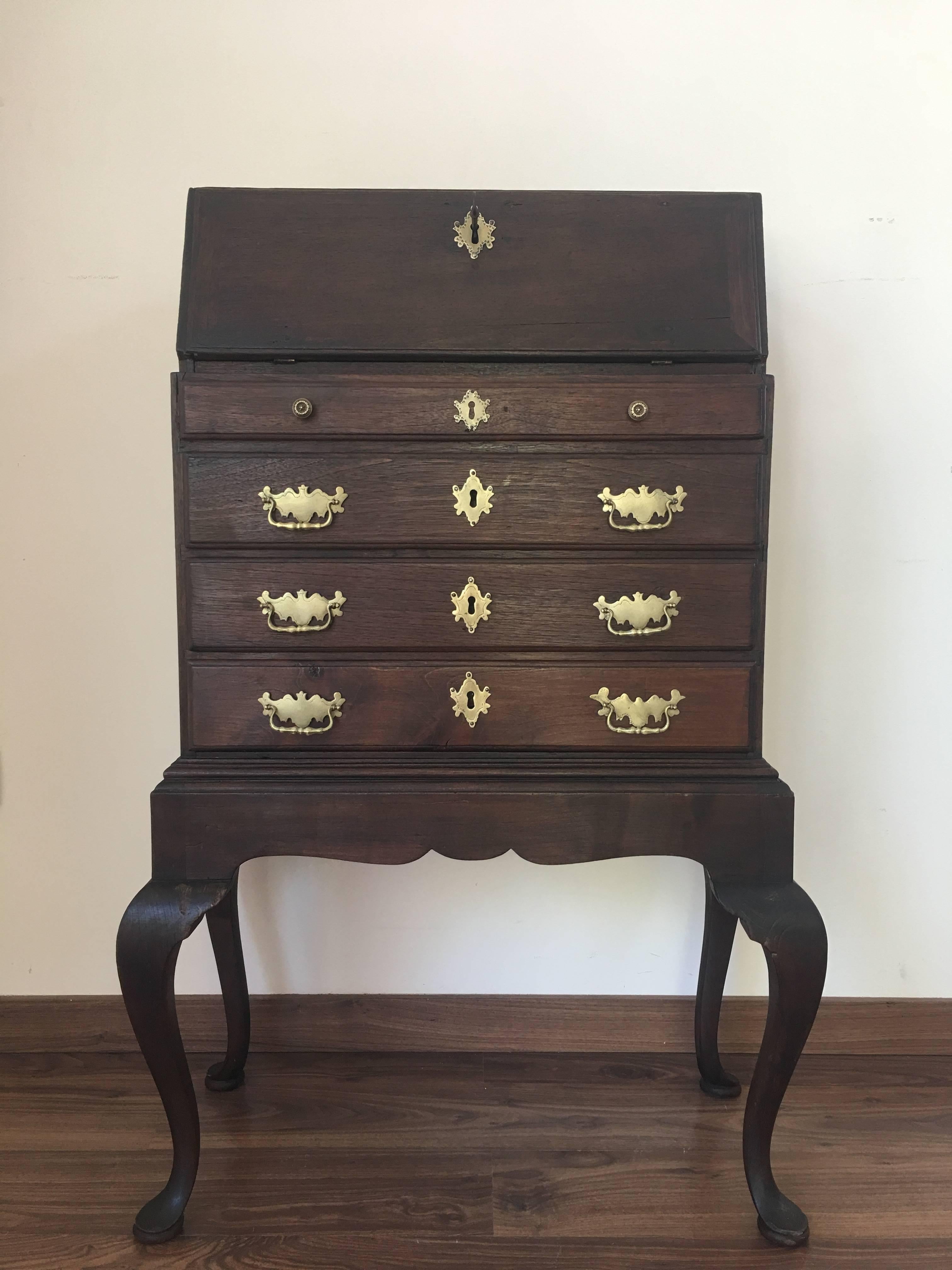 Early 19th century Georgian style walnut and burr secretary desk, vanity or chest with four drawers and two interior drawers in the desk.

