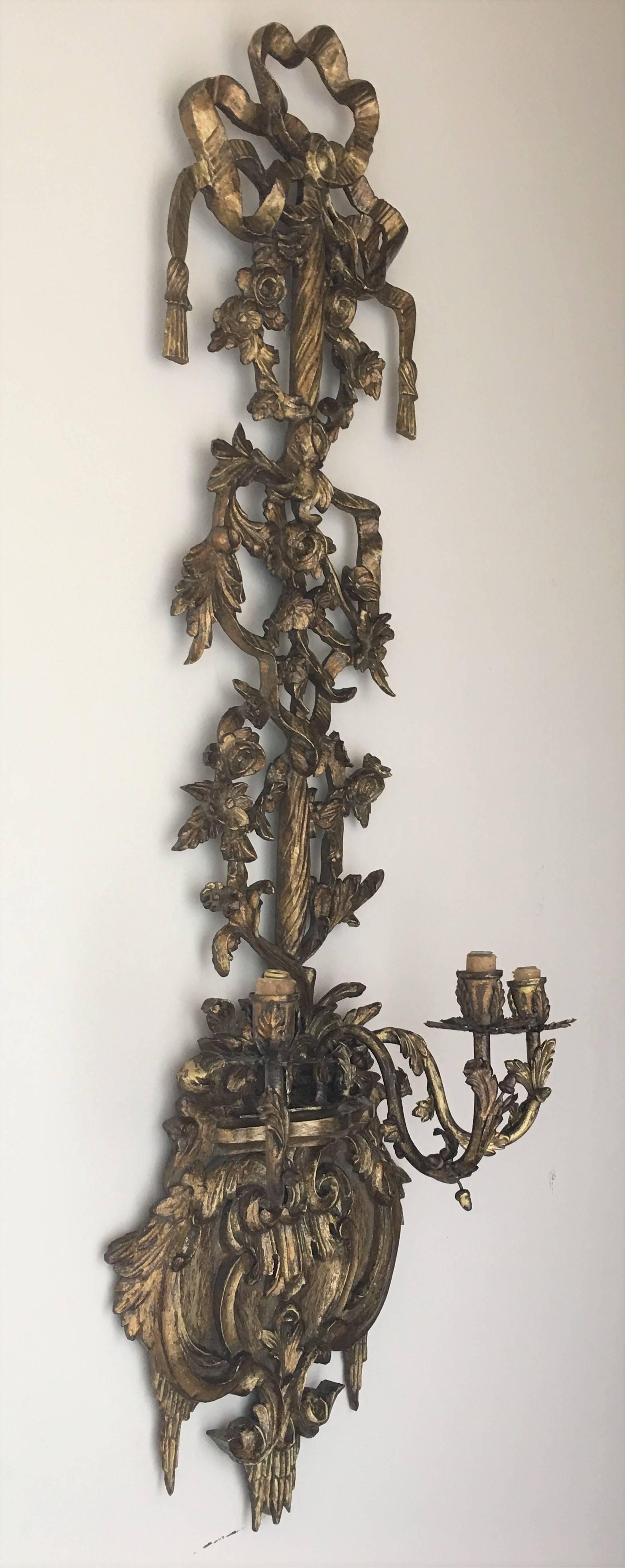Pareja de candelabros o apliques de pared de madera dorada tallada de la Regencia del siglo XIX Inglés en venta