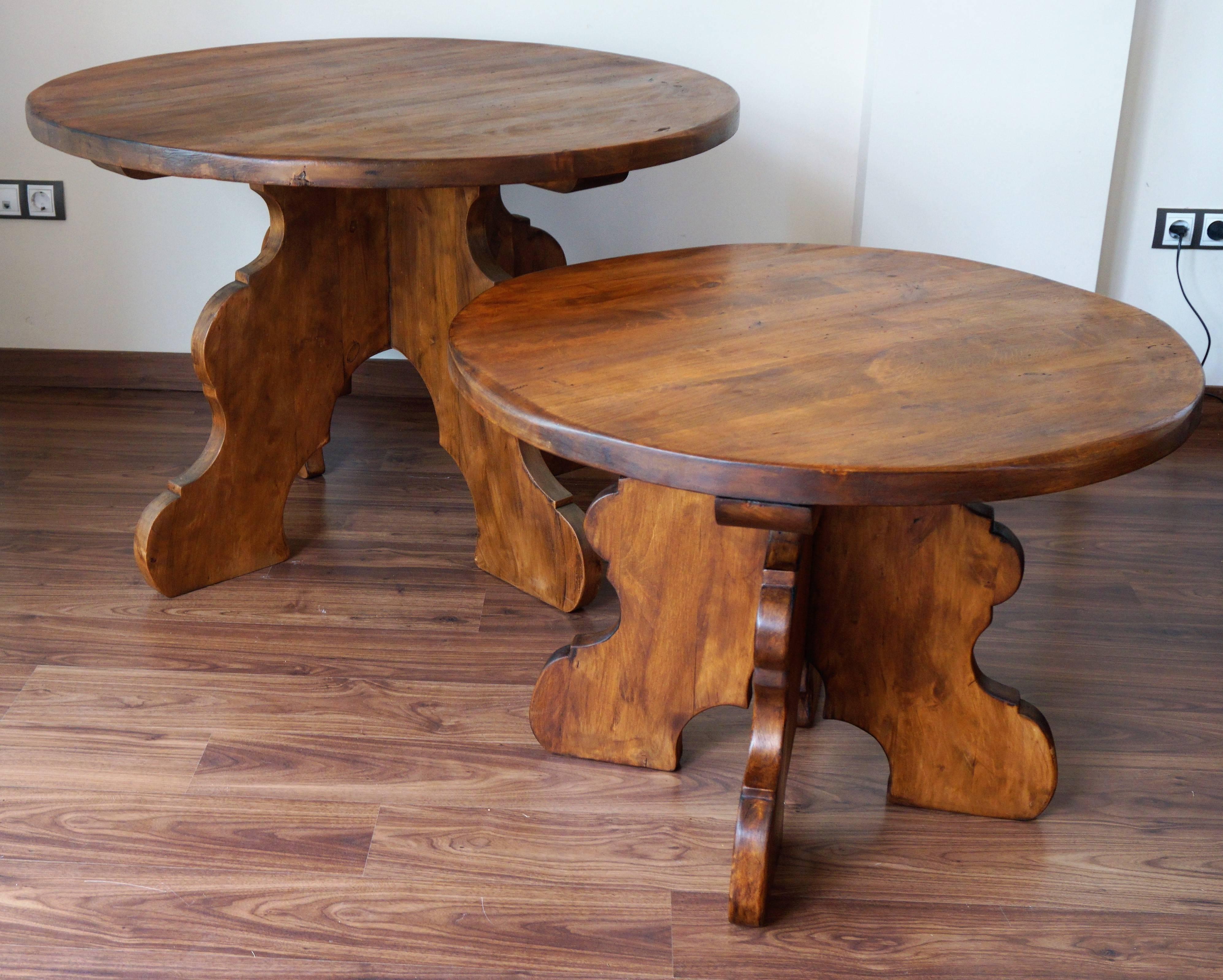 20th century pair of country tables with solid wood and beautiful patina.

Measurements:
Table 1: H:29.13 in  Diameter:43.3 in
Table 2: H:24 in  Diameter:33 in