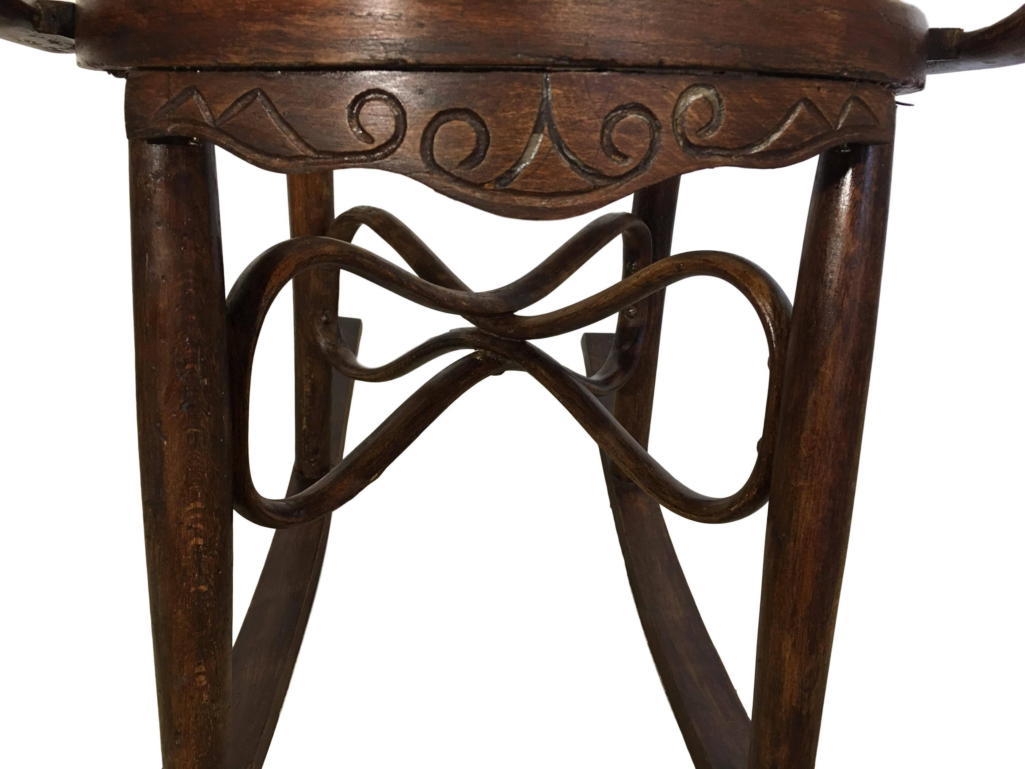 XIXe siècle Paire de chaises à bascule en bois cintré du 19ème siècle dans le style de Jacob & Josef en vente