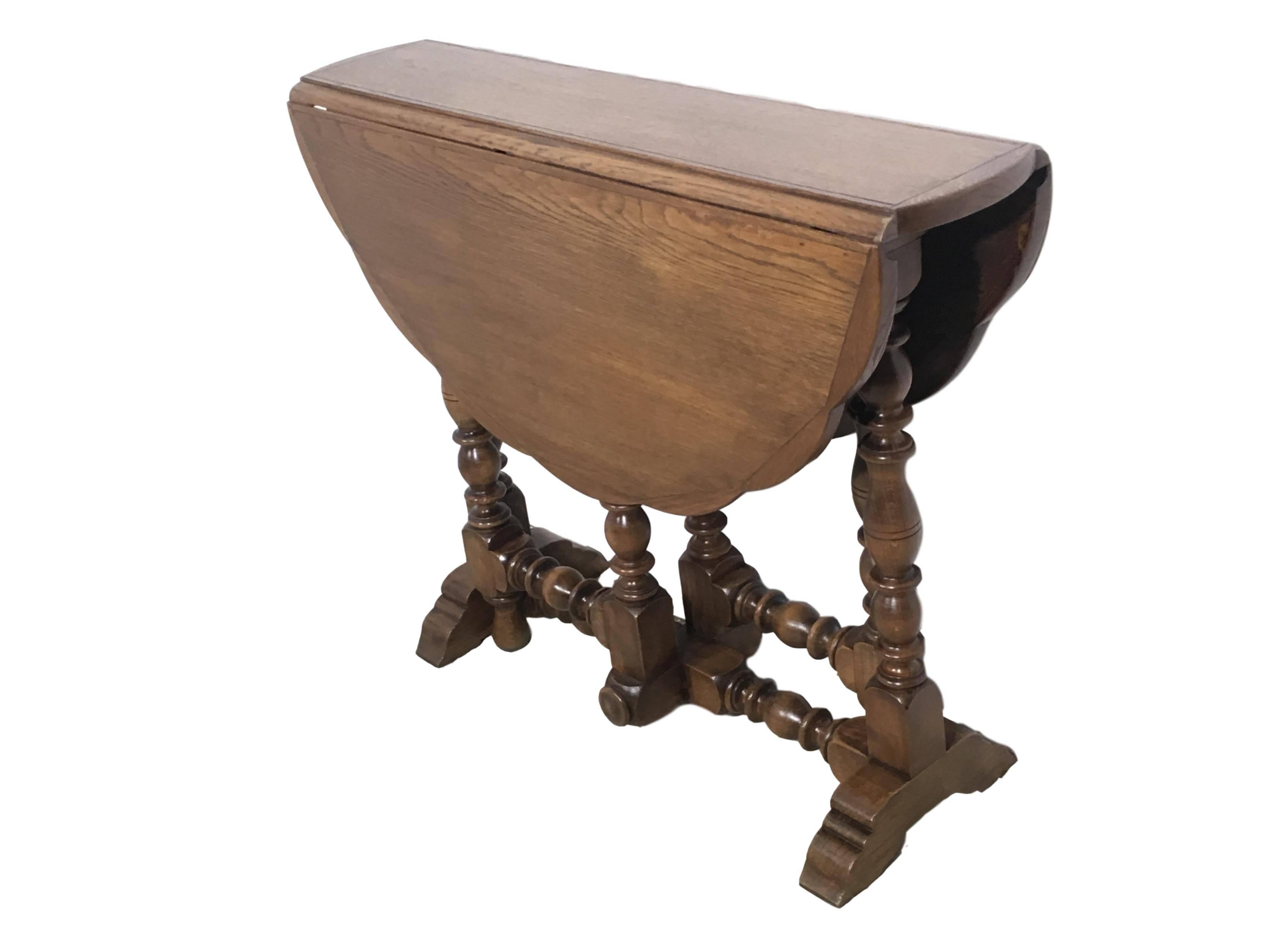 20th Century English Oak Gateleg Table with Fleur Form Top, circa 1900