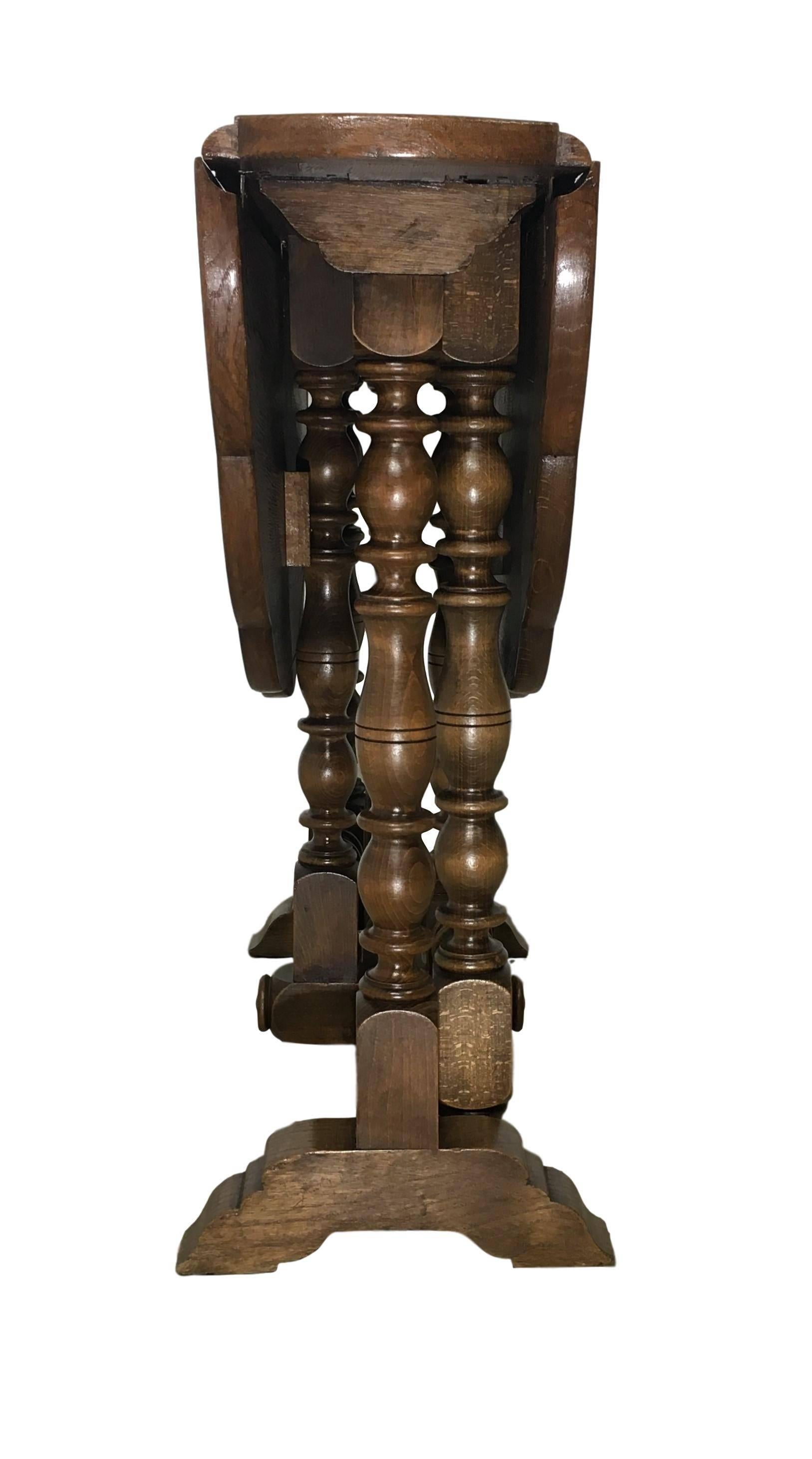 English Oak Gateleg Table with Fleur Form Top, circa 1900 2