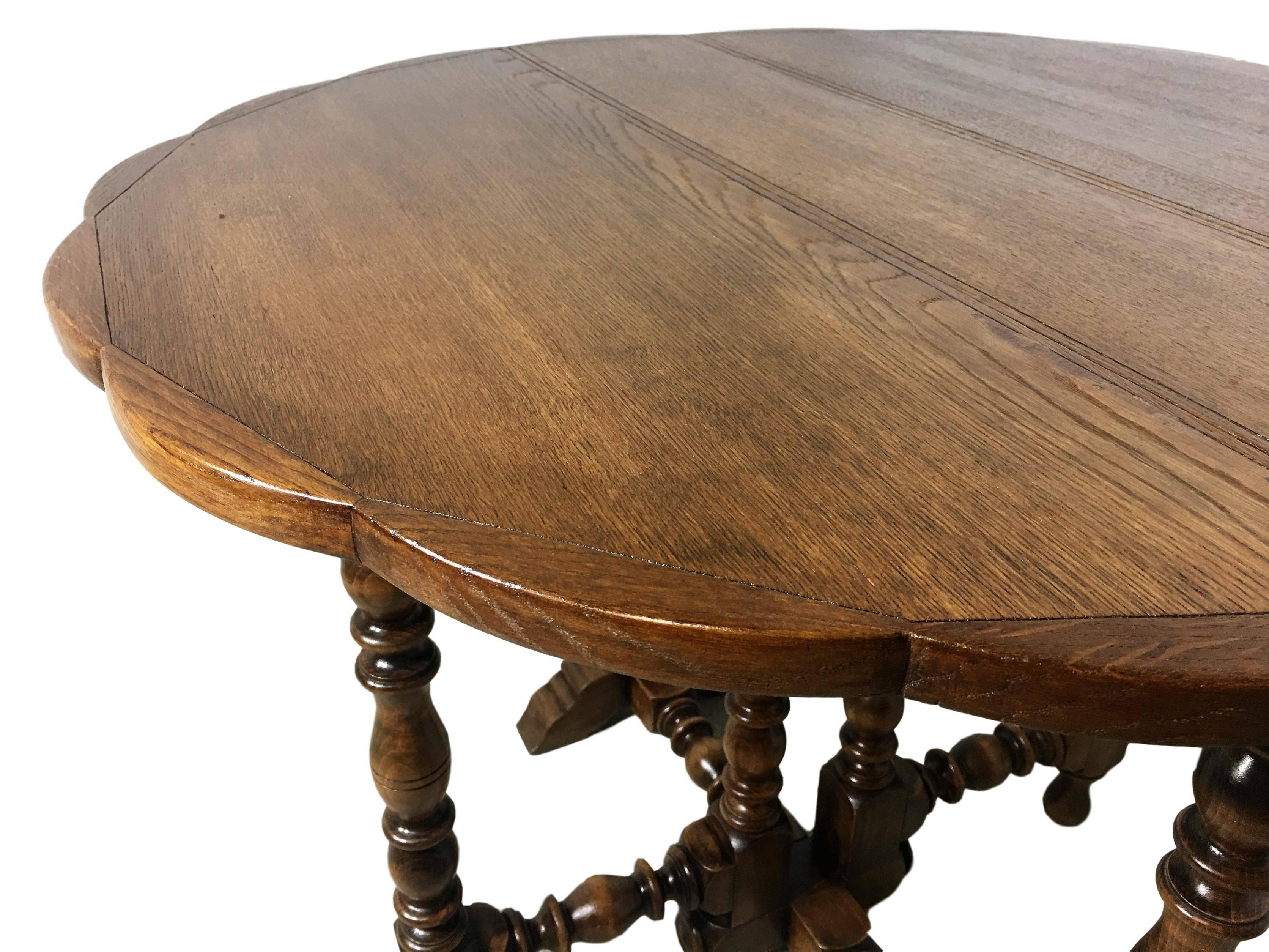 English Oak Gateleg Table with Fleur Form Top, circa 1900 In Excellent Condition In Miami, FL