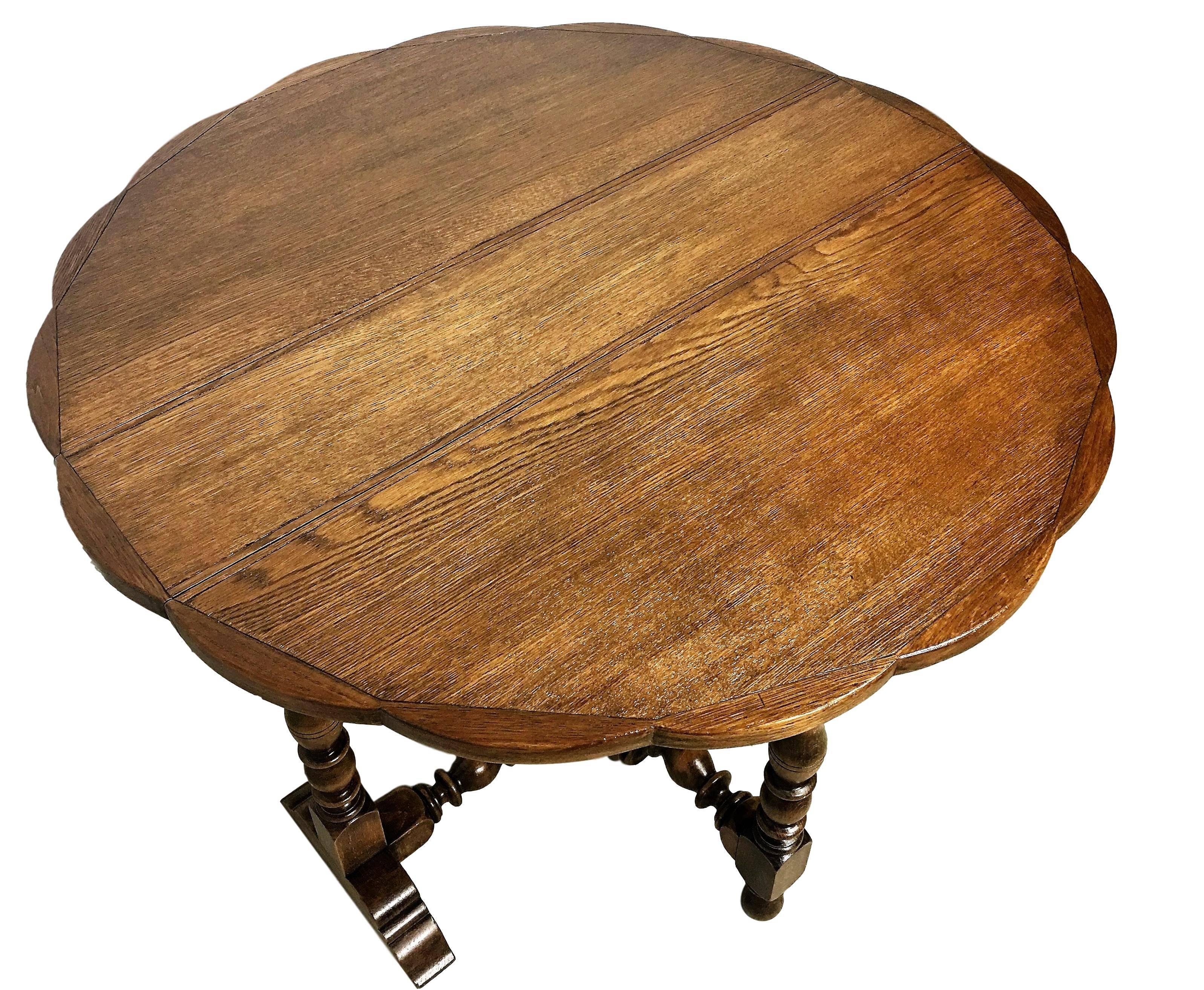 Edwardian English Oak Gateleg Table with Fleur Form Top, circa 1900