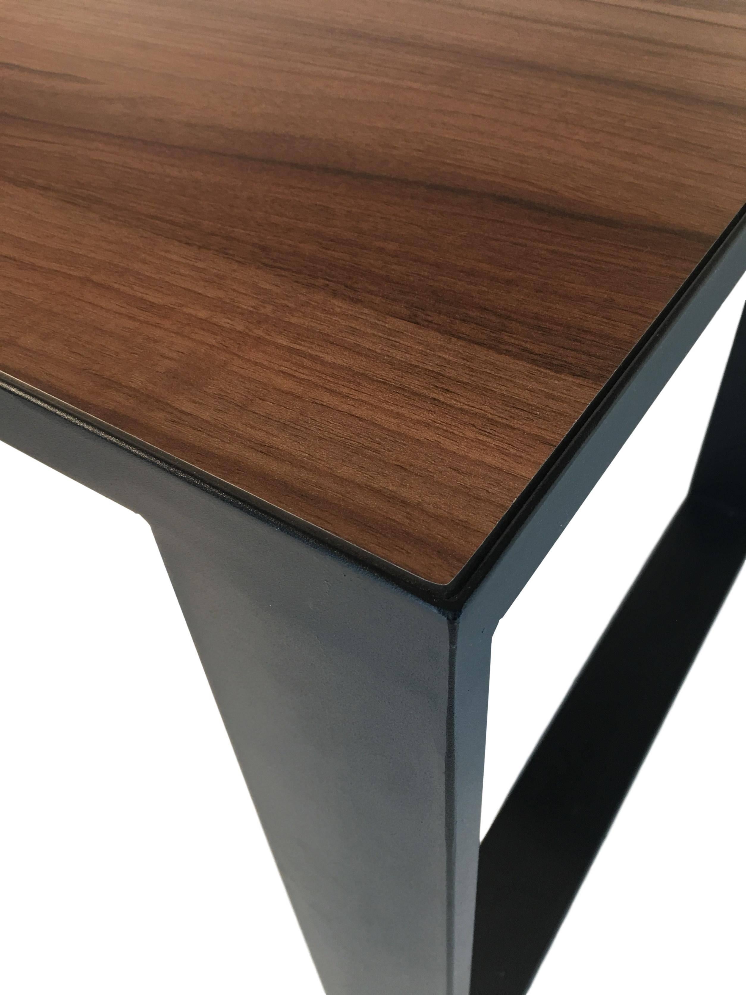 Soudé Table cubique rectangulaire en fer avec plateau en bois incrusté, table de salle à manger, table de bureau en vente