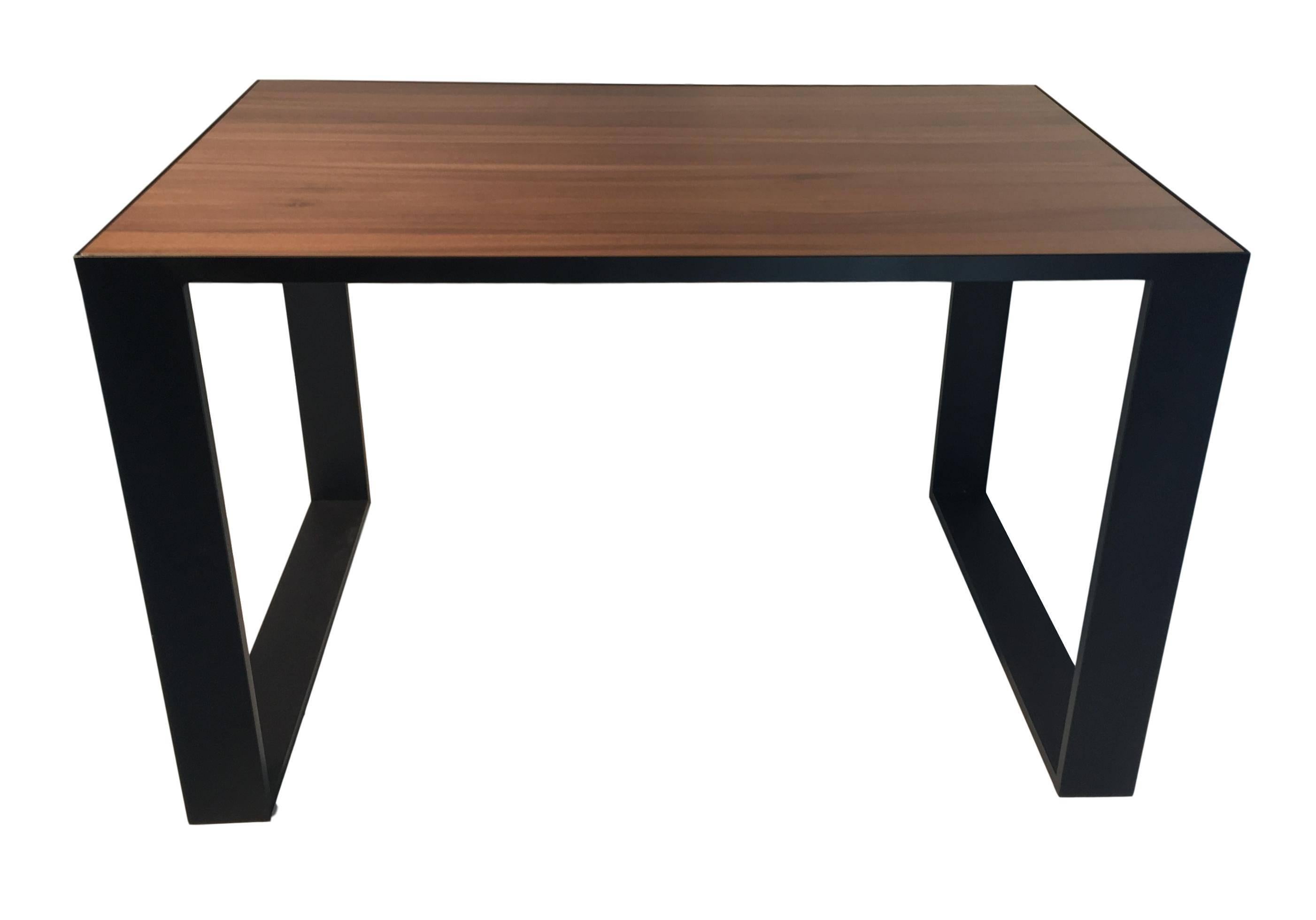 Rechteckiger eiserner Würfeltisch mit eingebetteter Holzplatte, Ess- oder Schreibtischtisch (Moderne) im Angebot