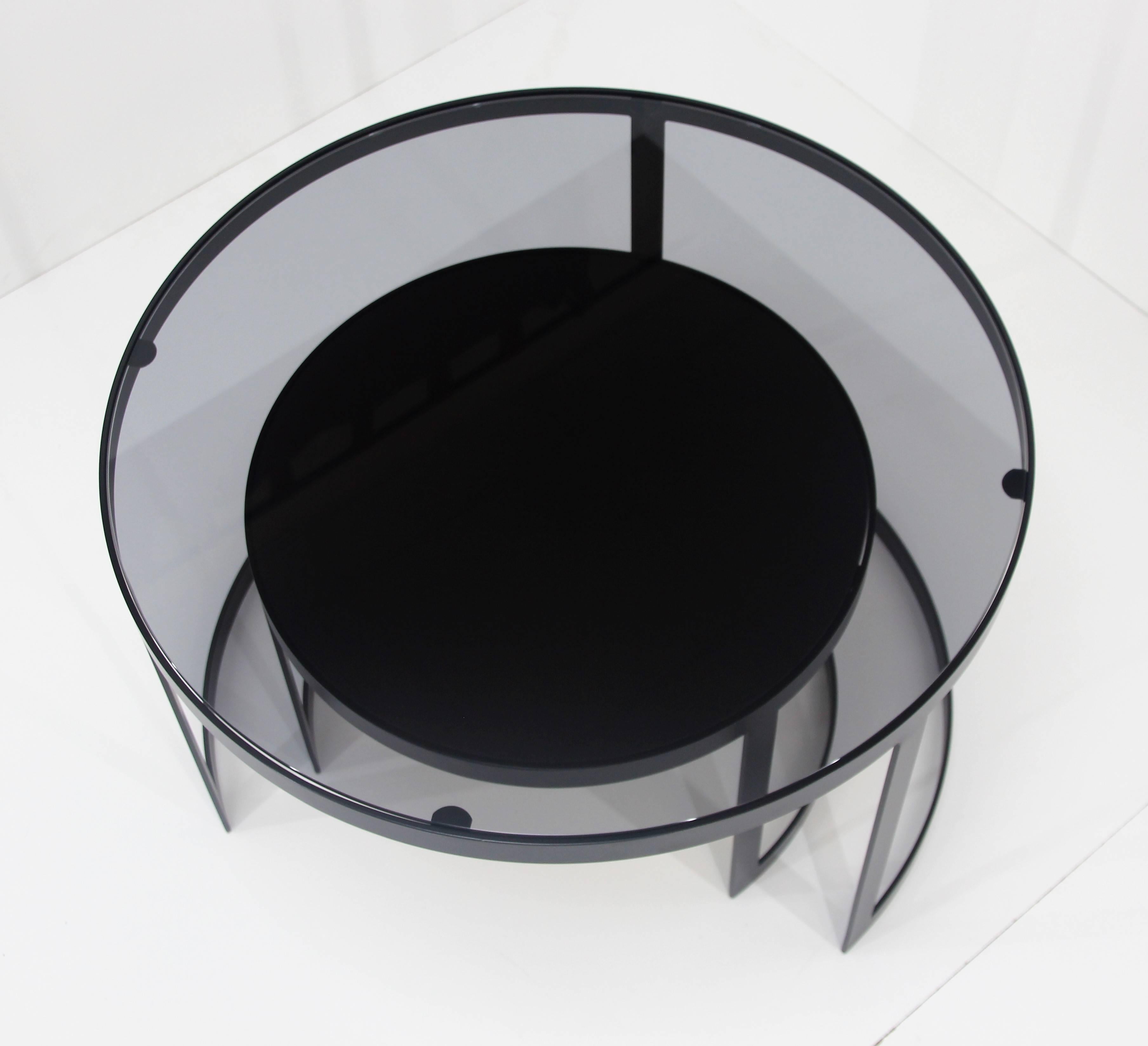 Soudé Ensemble de deux tables gigognes en fer du 21e siècle avec plateau en verre et bois, Espagne en vente