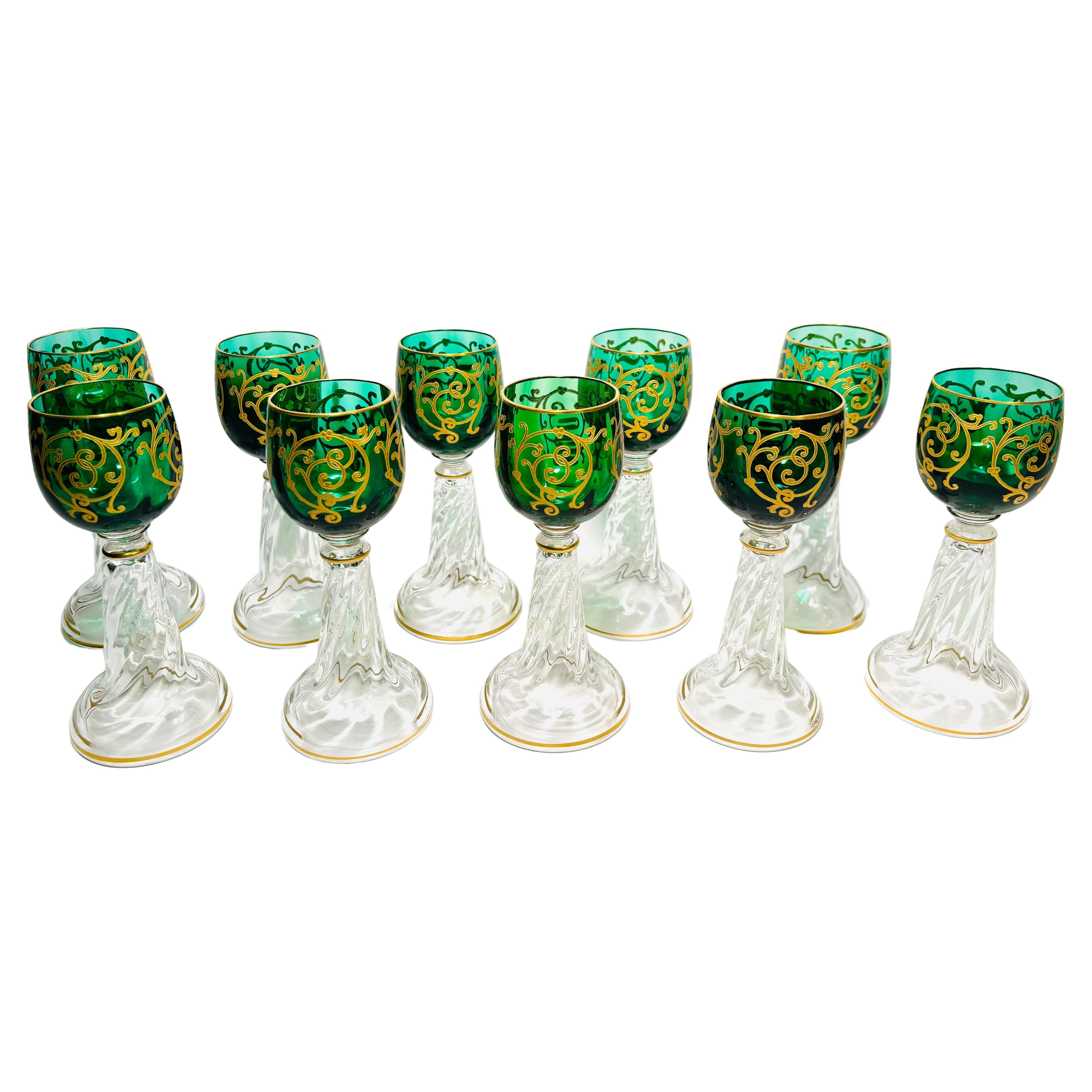 Dix verres à vin français anciens, verts et dorés, vers 1890