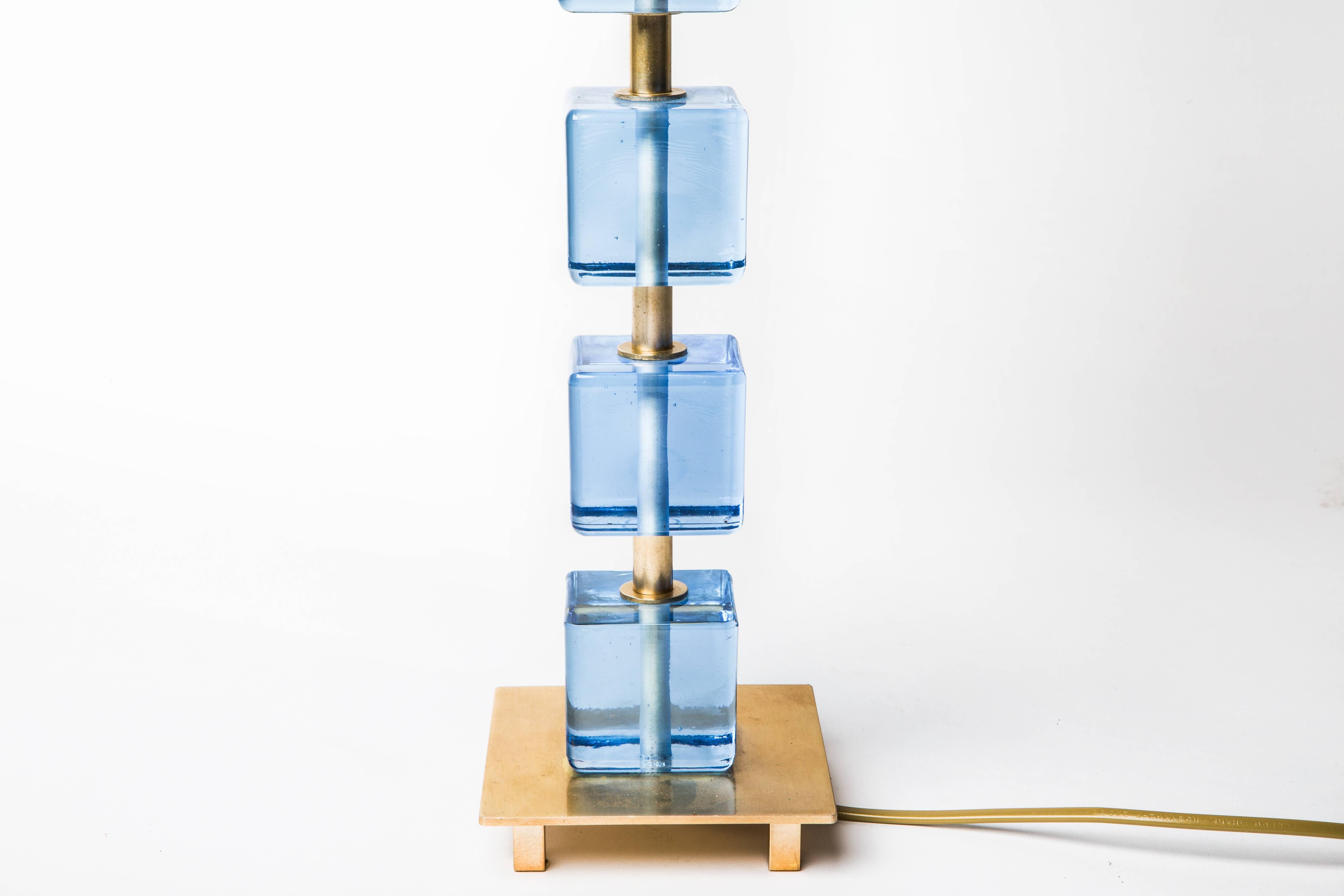 Pair of table lamps, brass and blue glass cubes, made near Malmö.
Swedish work, circa 1970.
New shades by Maison Capeline, Paris.