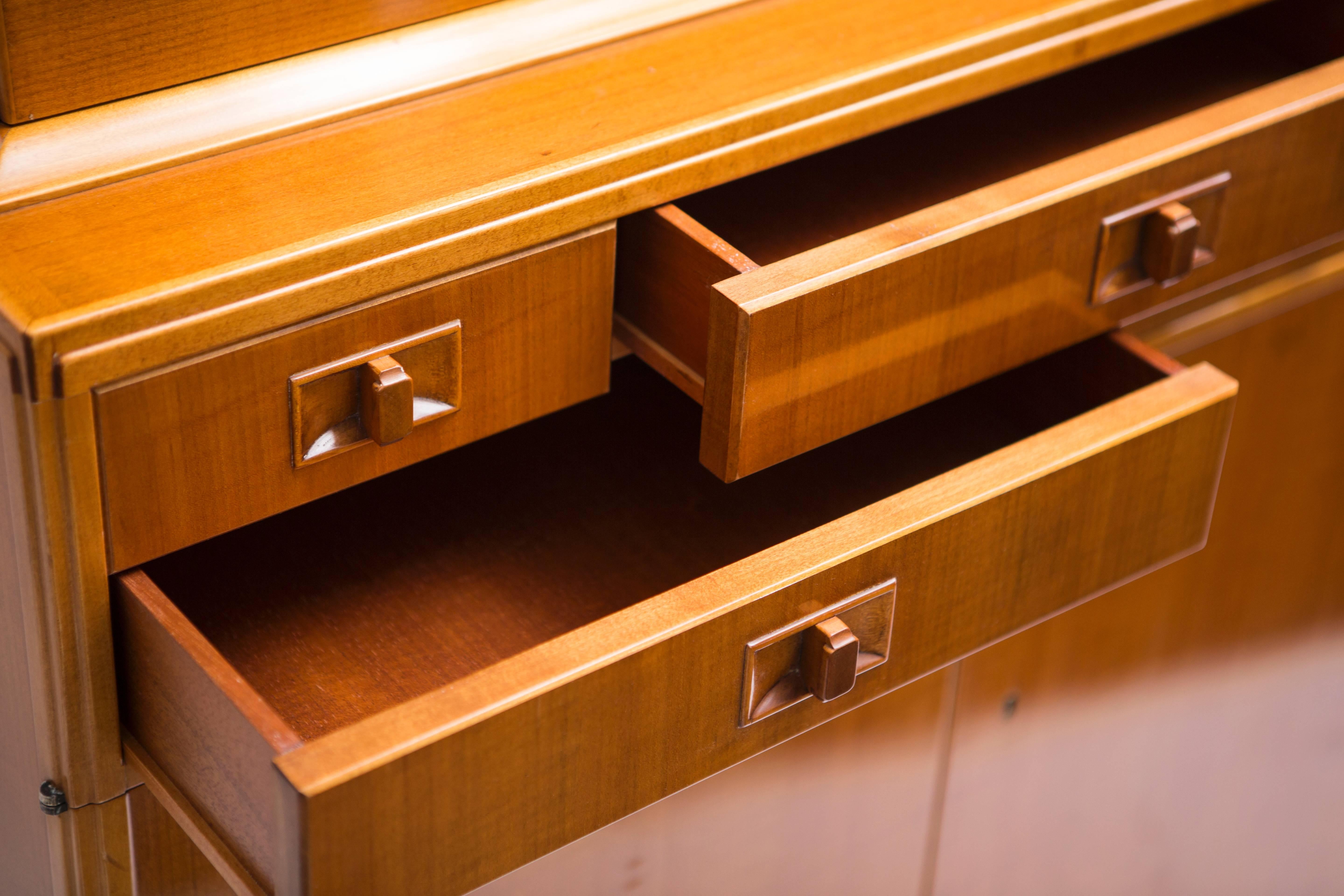 Two-part cabinet in sycamore designed by Carl Malmsten, dated from 1964. Swedish work.
Five drawers. Five shelves inside (three in the top part, two in the lower part).