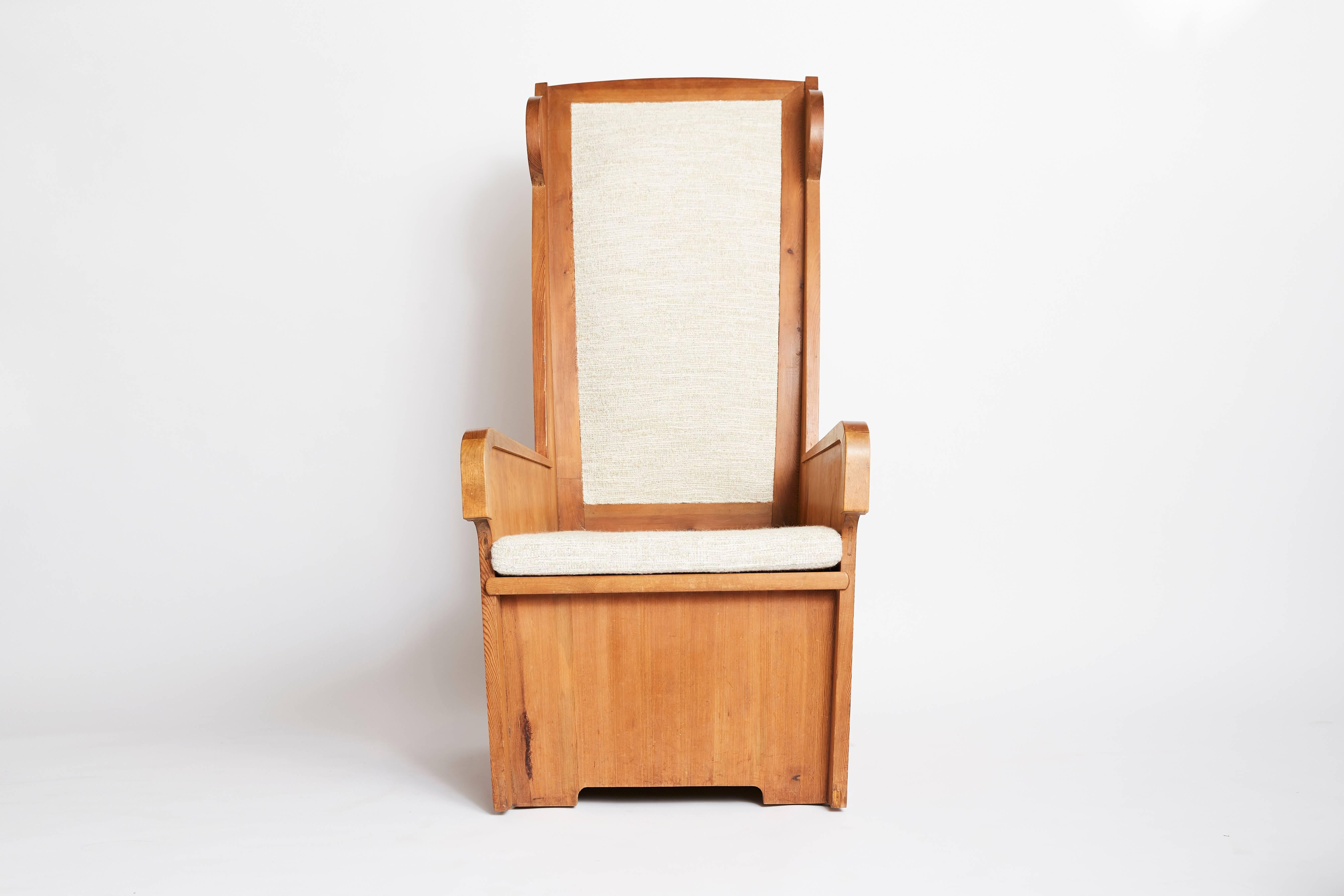 High winged-back pinewood armchair.
Swedish work by designer David Blomberg (1864-1962), dated from 1940s.