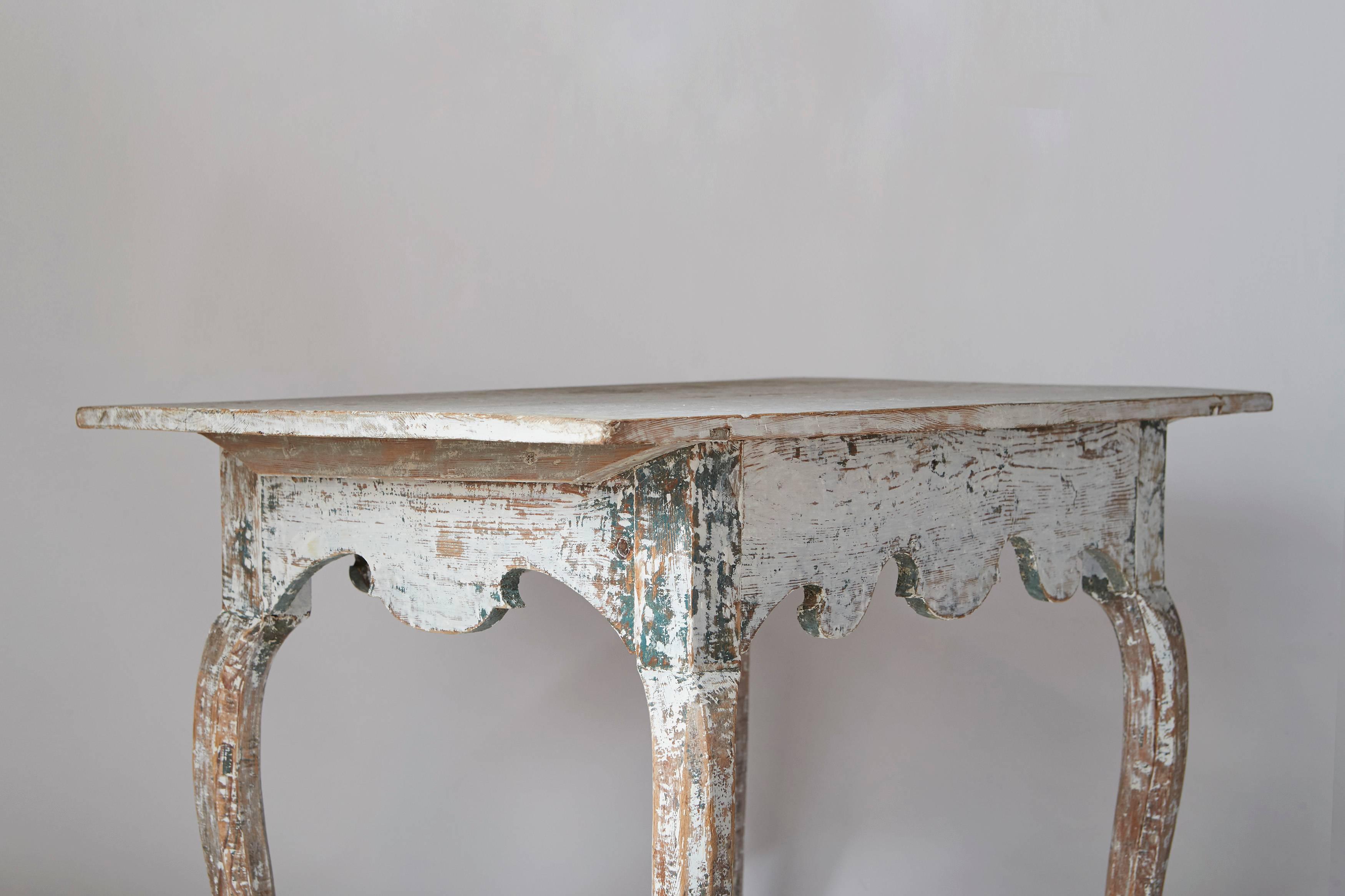 A table in painted wood, arched feet.
Swedish work from the 18th century.