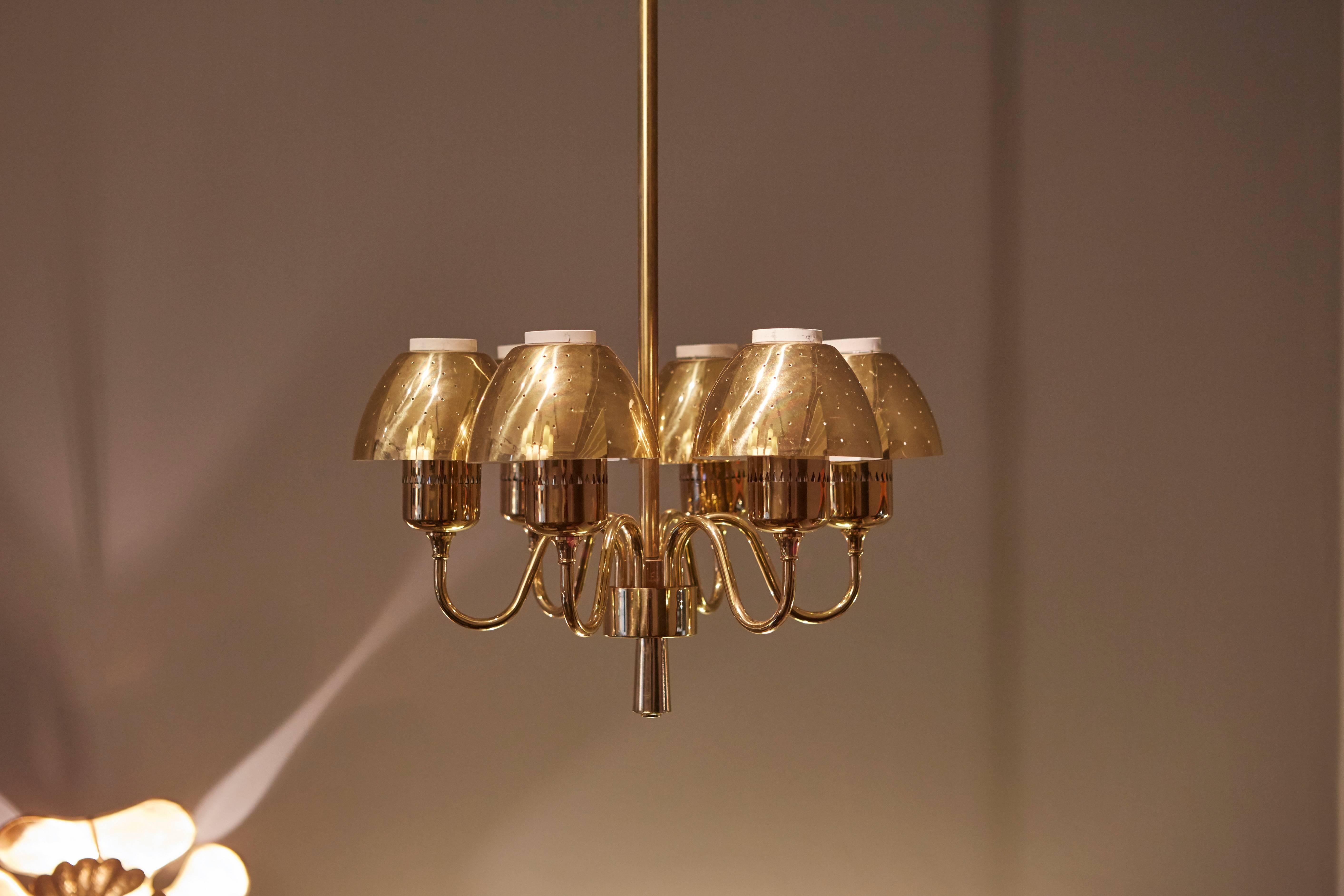 Chandelier, brass frame, six branches decorated with perforated and conical shades.
Swedish work, designed and made by Hans-Agne Jakobsson (1919-2009).