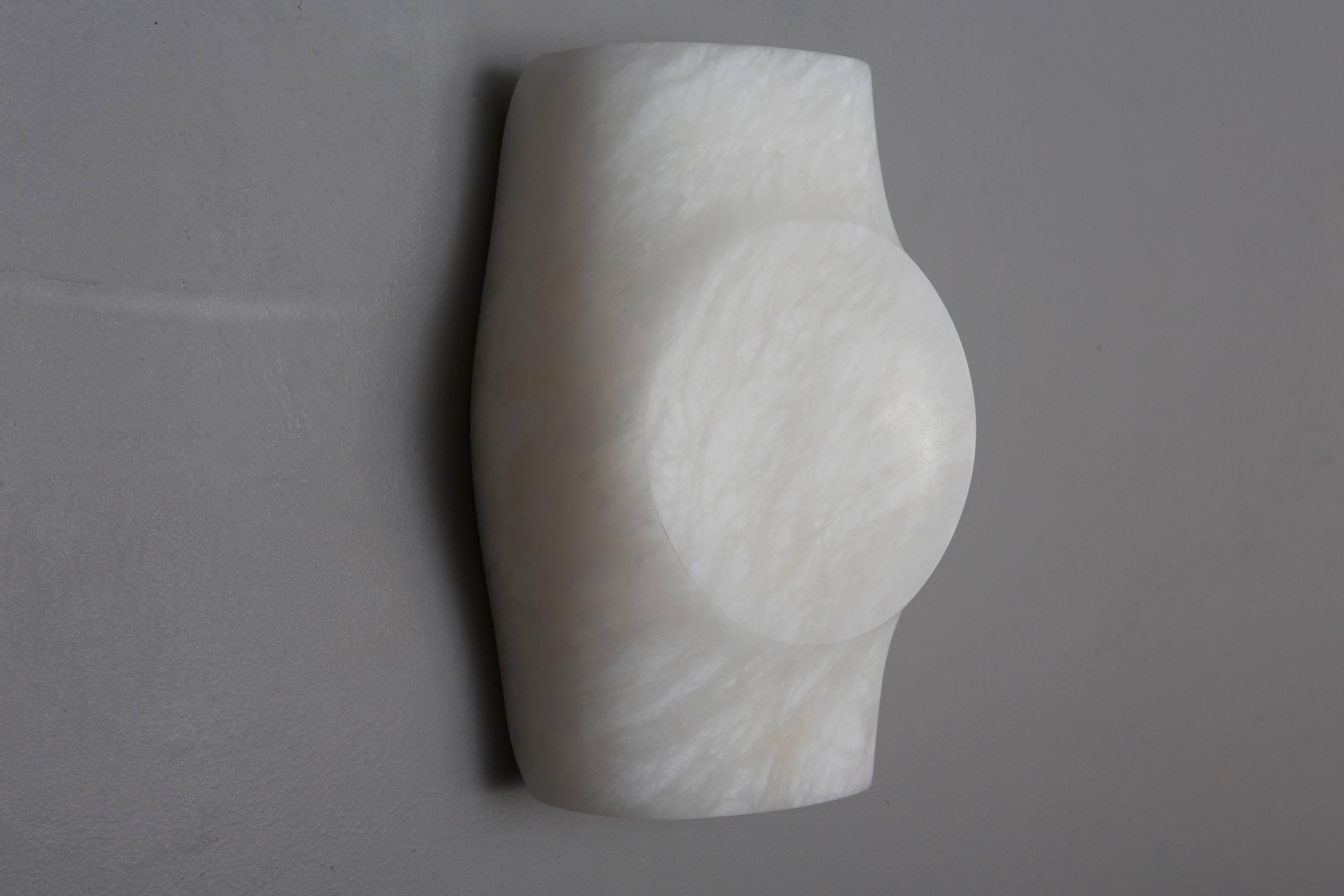A sconce in softened alabaster, with up and down lighting.
French work by designer Emmanuel Levet Stenne, 2017.