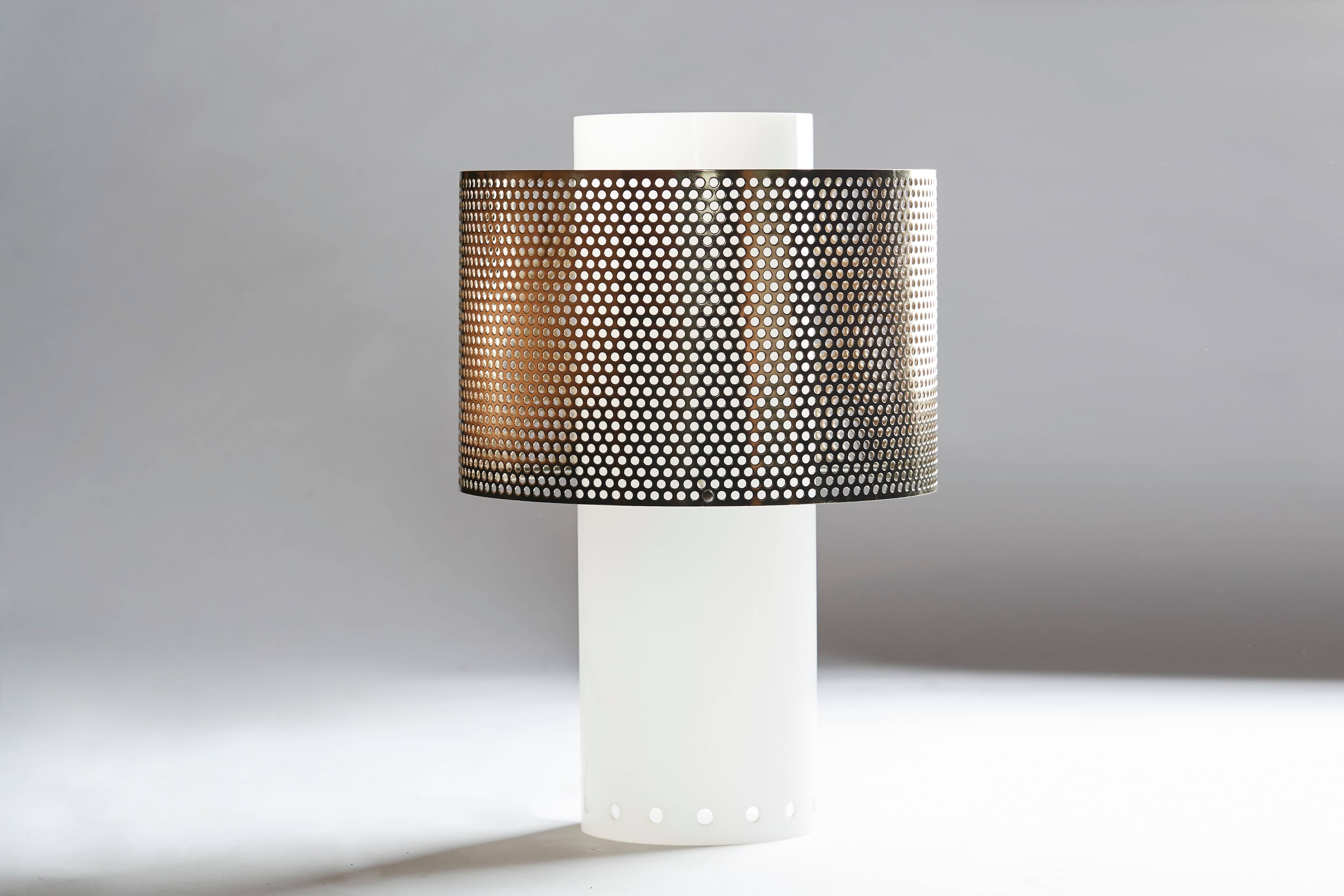 Pair of cylindrical table lamps, plexiglass and openwork metal. Edited by Kosta Boda.
Swedish work dating from the 1970s.