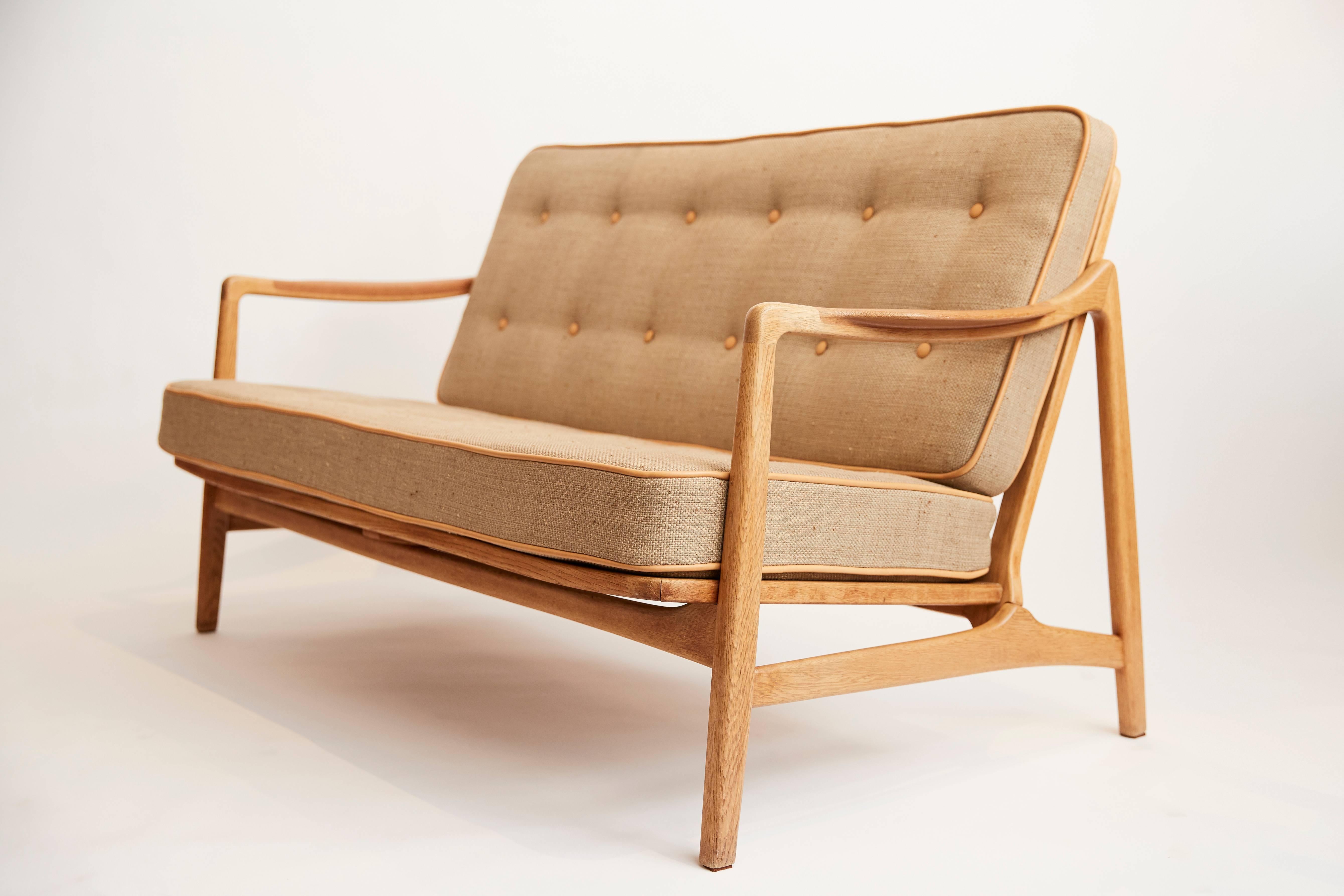 Two-seat sofa in oak and teak.
Model 117 edited by France & Daverkosel.
Danish work by Tove and Edvard Kindt-Larsen dating from the 1950s.