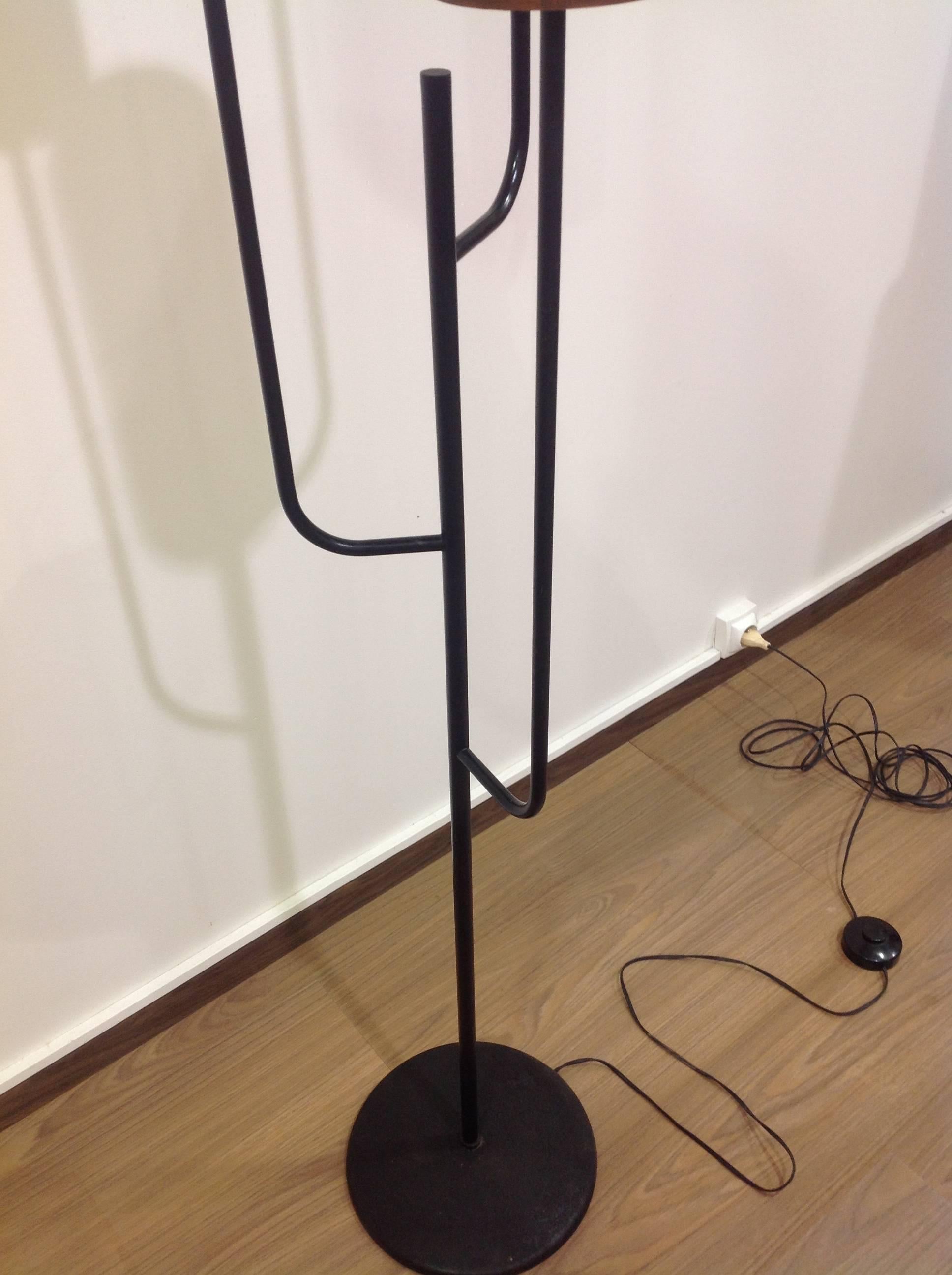 1950s Elegant Lacquered Metal and Copper Floor Lamp by Maison Lunel, France In Good Condition In Saint-Ouen, FR