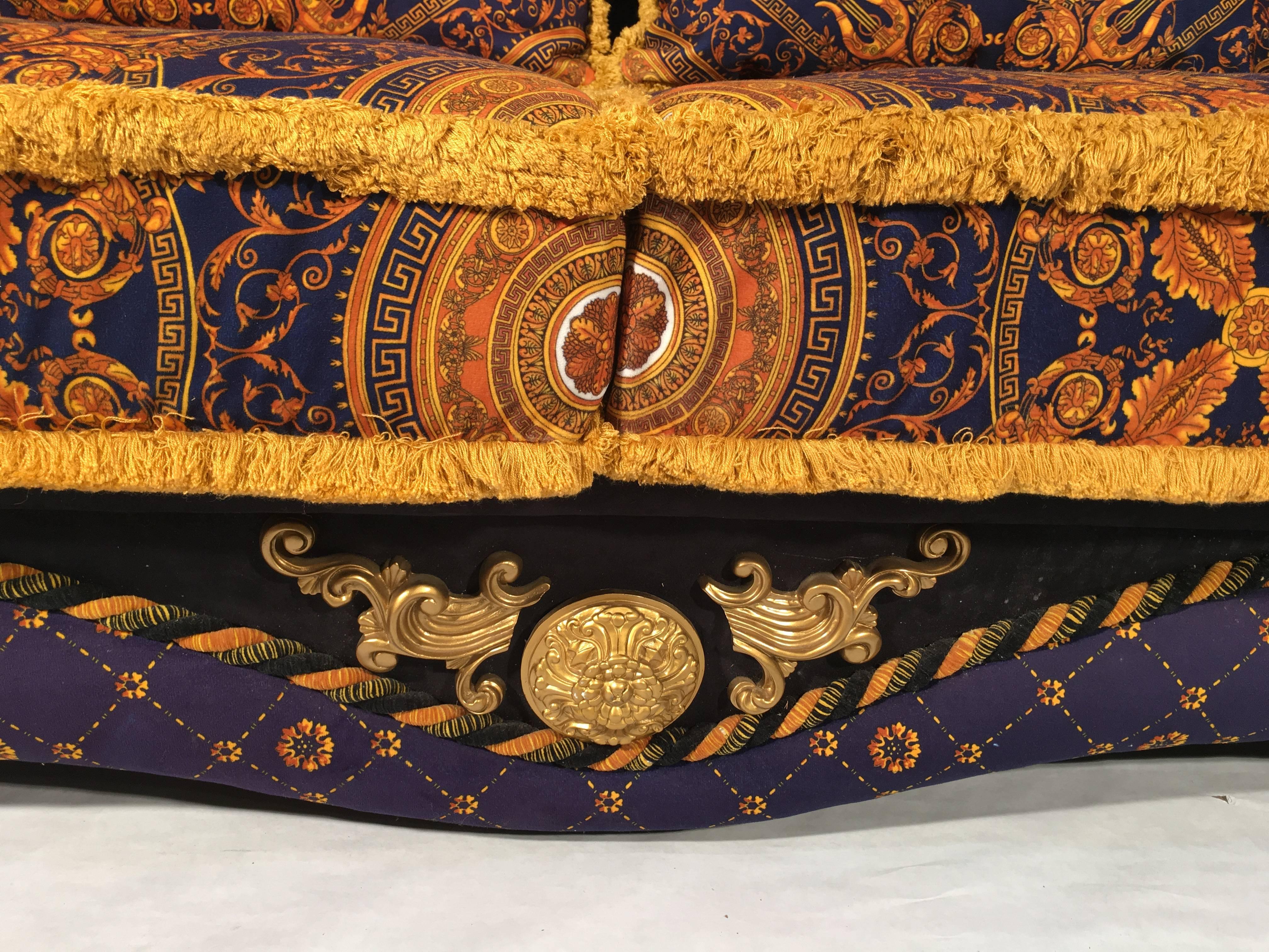 1980 Italian Design, Neo Barocco Velvet Sofa, Versace Style In Good Condition For Sale In Saint-Ouen, FR