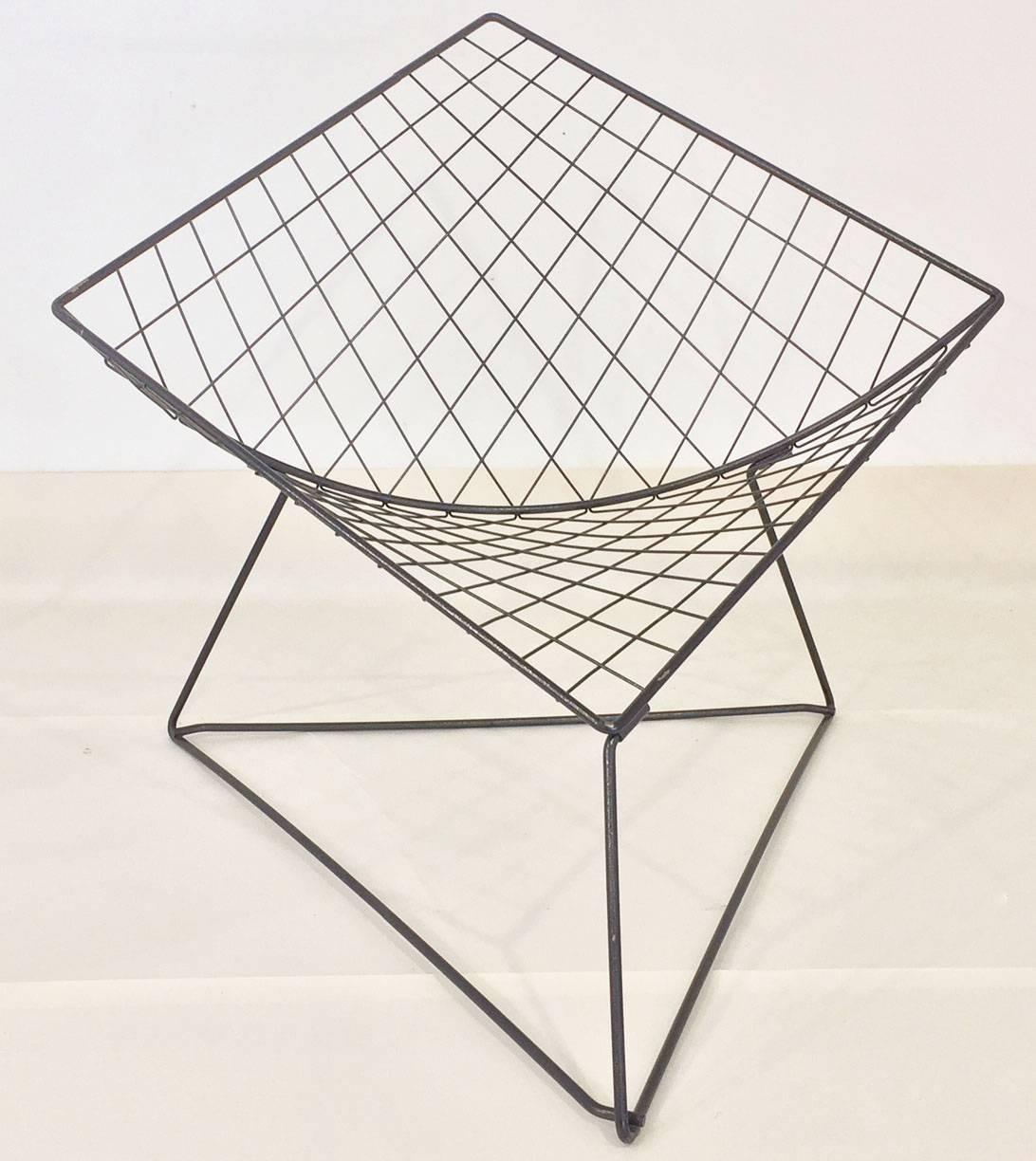 This lounge chair, Oti model, created in 1986 by Niels Gammelgaard for Ikea, is today among the classics of Danish design of the 1980s. The structure is in anthracite grey lacquered metal and forms a rhombus on a triangular base.
 
Good vintage