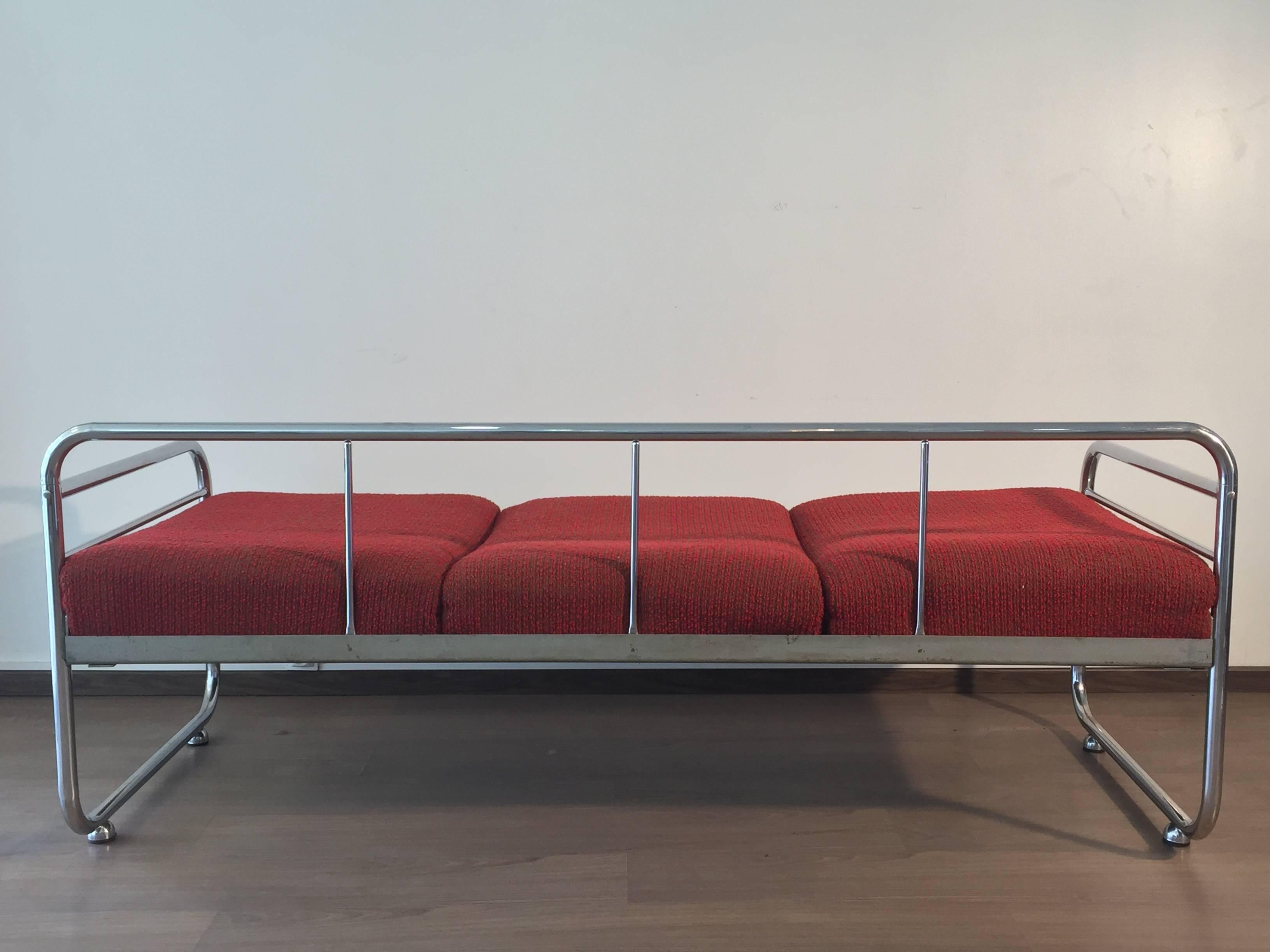 This modernist sofa or daybed was designed and built, circa 1935 by Robert Slezak, based in Moravia. The structure is made of tubular steel with a metal base with two cushions. The chrome is in very good condition.
You can find two assorted