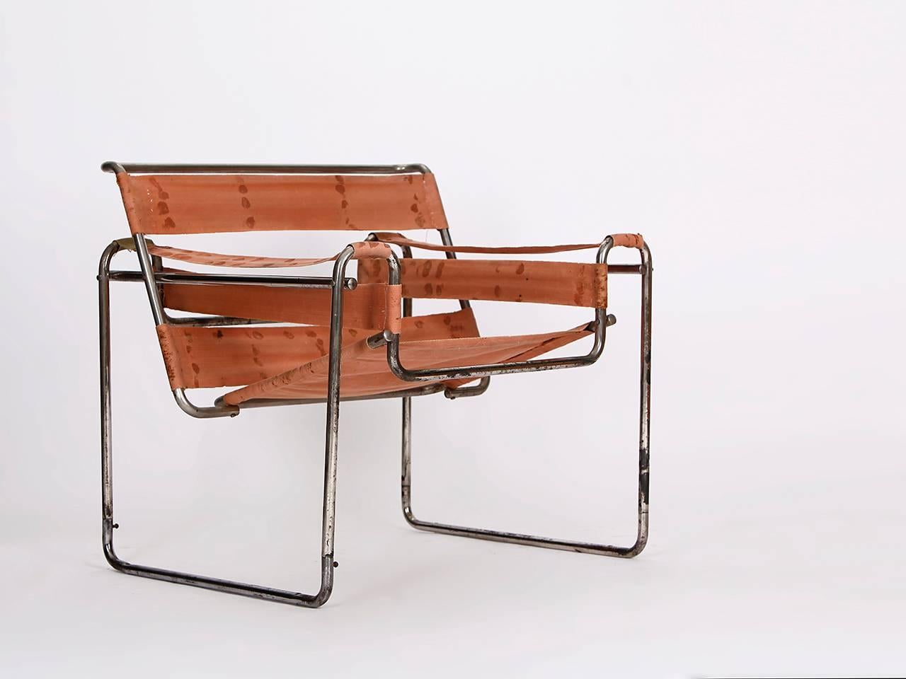 This chair, also known as the model B3, was designed by Marcel Breuer in 1925-1926
during his time at the Bauhaus in Dessau, Germany. The fabric is the old Eisengarn,
developed by Margaretha Reichardt at the Bauhaus. Unrestored original