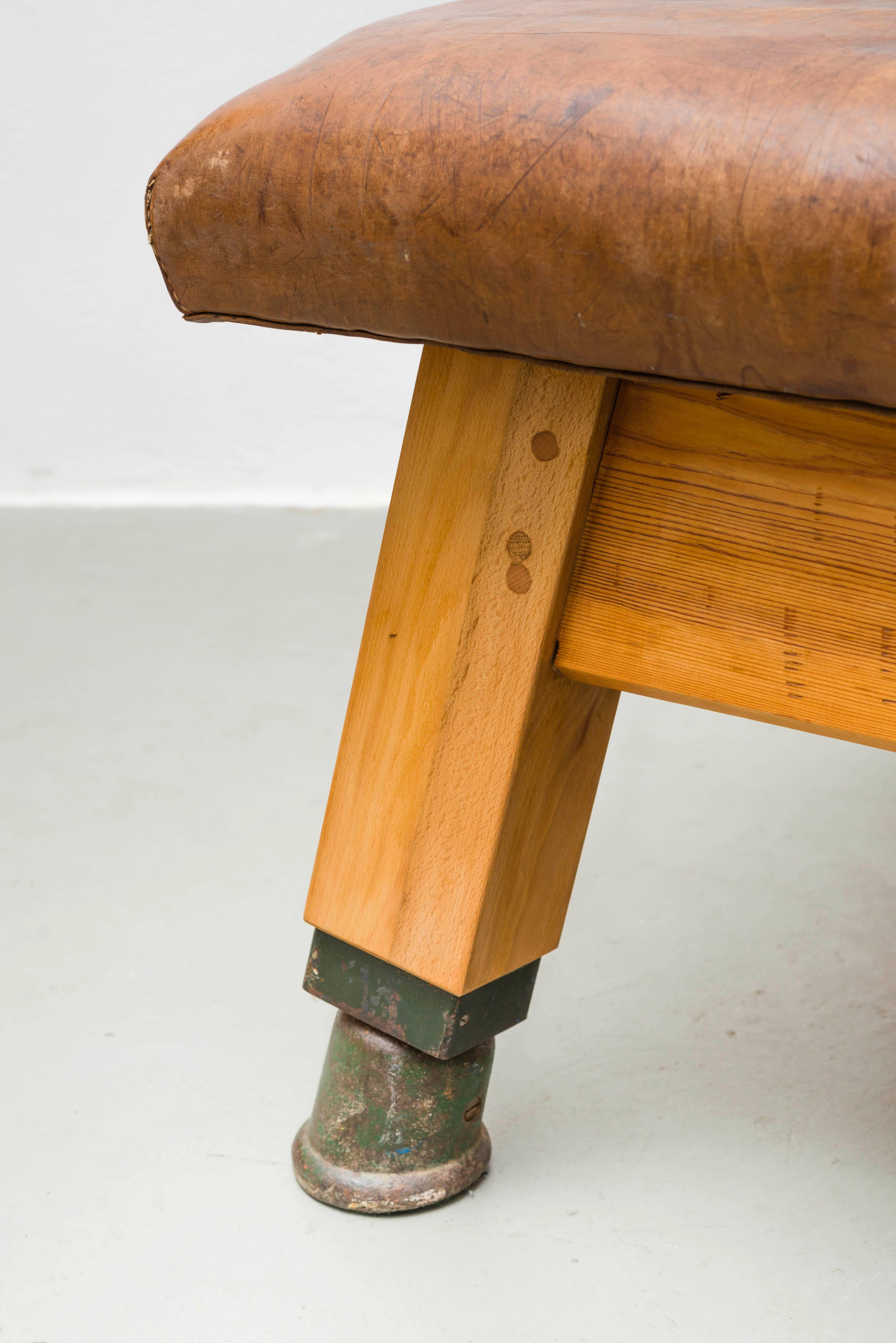Leather and Wood Gym Bench from the 1930s In Excellent Condition In Wien, AT