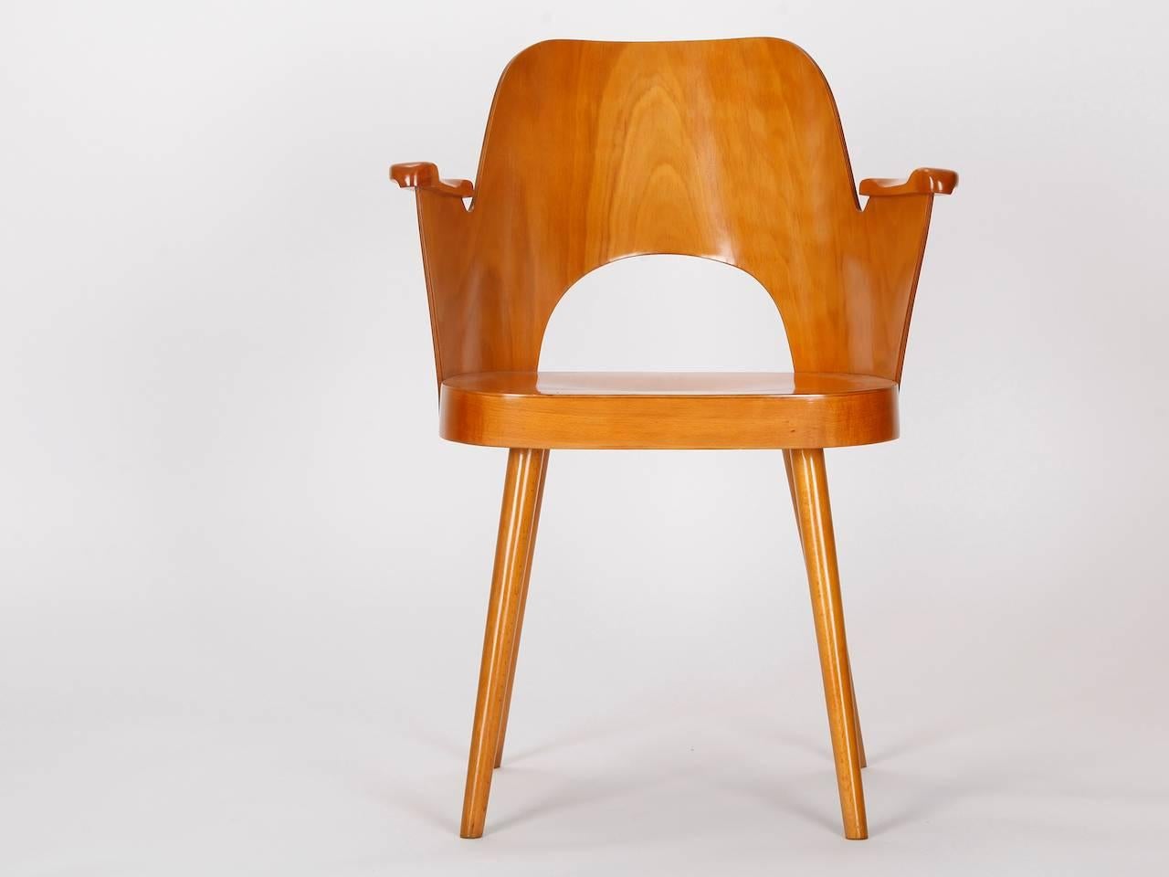 This chair was designed by Oswald Haerdtl and was manufactured in 1955 in Bystrice, part of former Czechoslovakia, by the successor of Thonet, Ton.