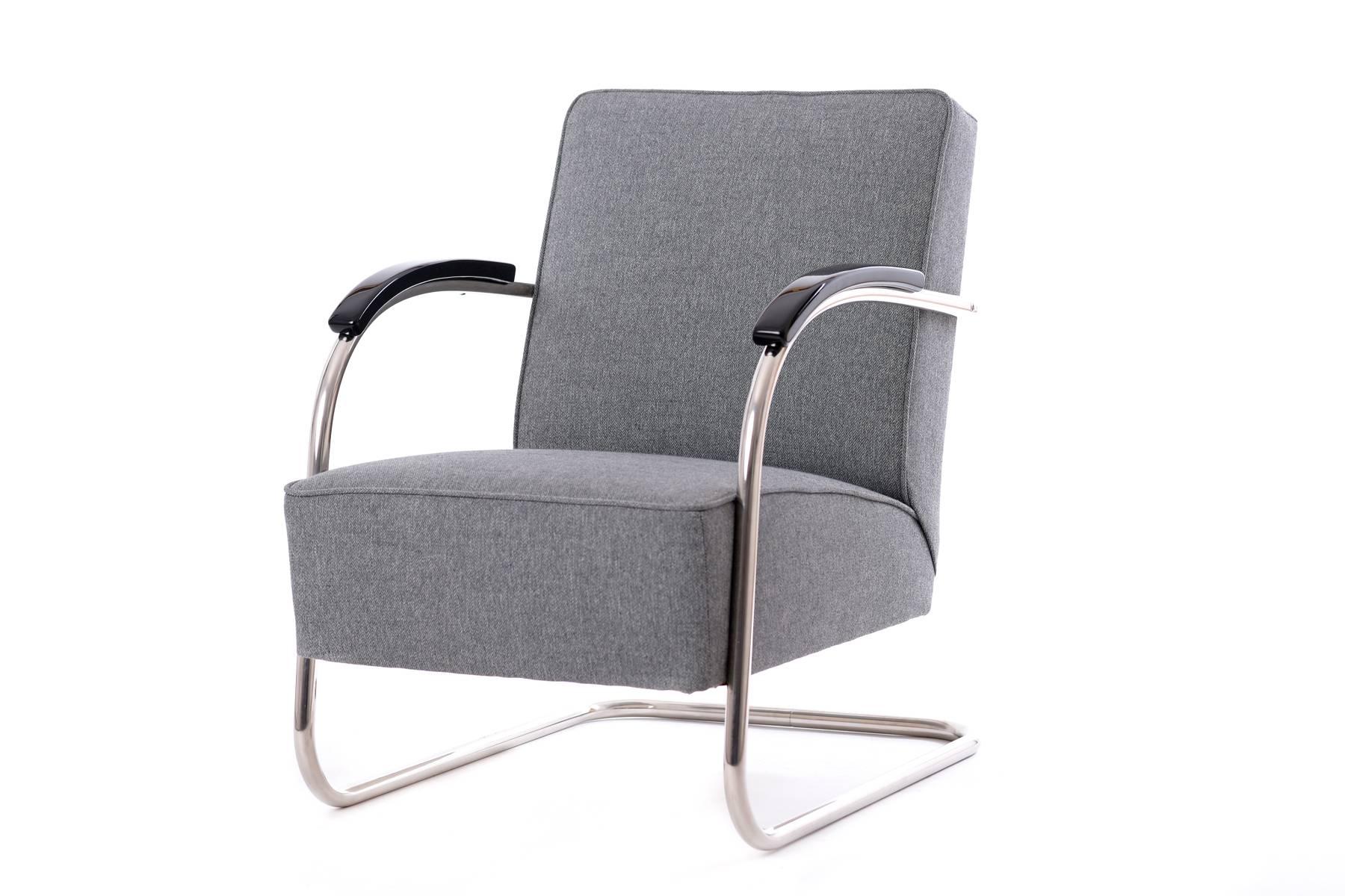 This free-swinging chair with a structure made of nickel-plated steel tubing was designed by the company Mücke & Melder in Frystat, Czechoslovakia during the 1930s.