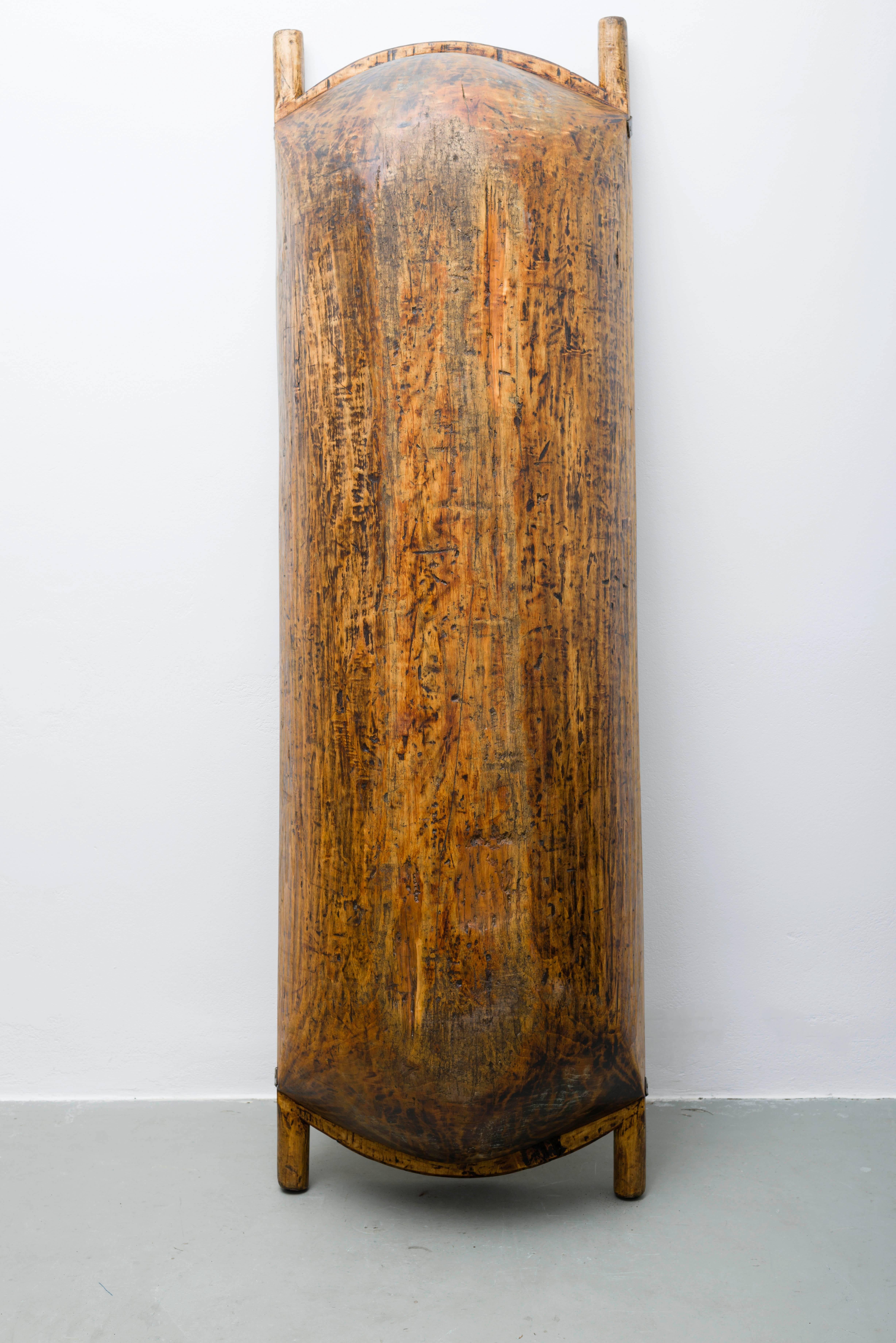 This huge timber trog was built at the beginning of our century in the former Czechoslovakia produced. Very decorative for storing firewood,
or simply as an object.
Wonderful old handicraft work from a large tree trunk.
The trog has been fully