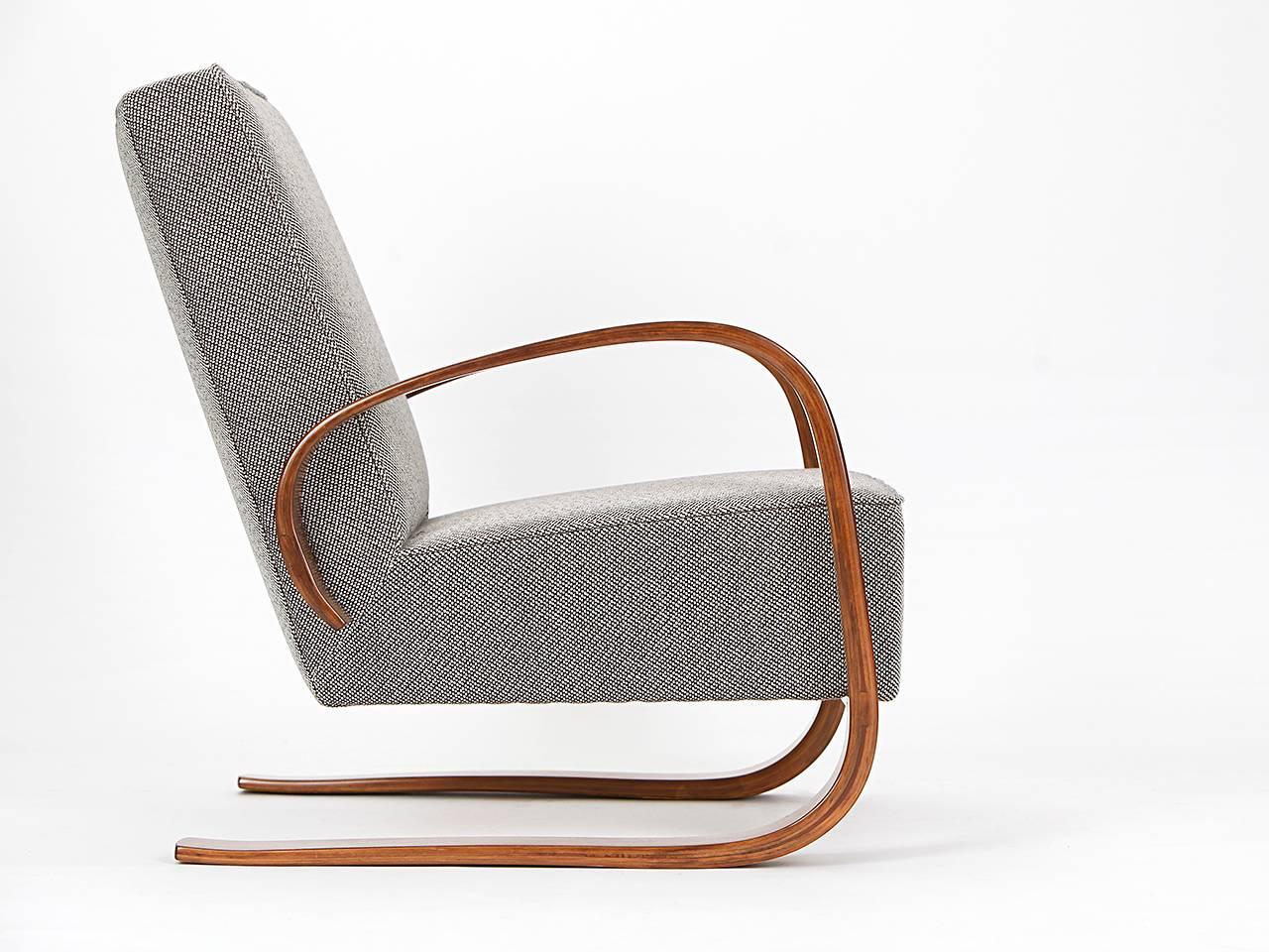 This Czech Mid-Century armchair was produced in the 1950s.
Upholstered with a fabric from the Dutch company De Ploeg.
Armrests with walnut veneer.