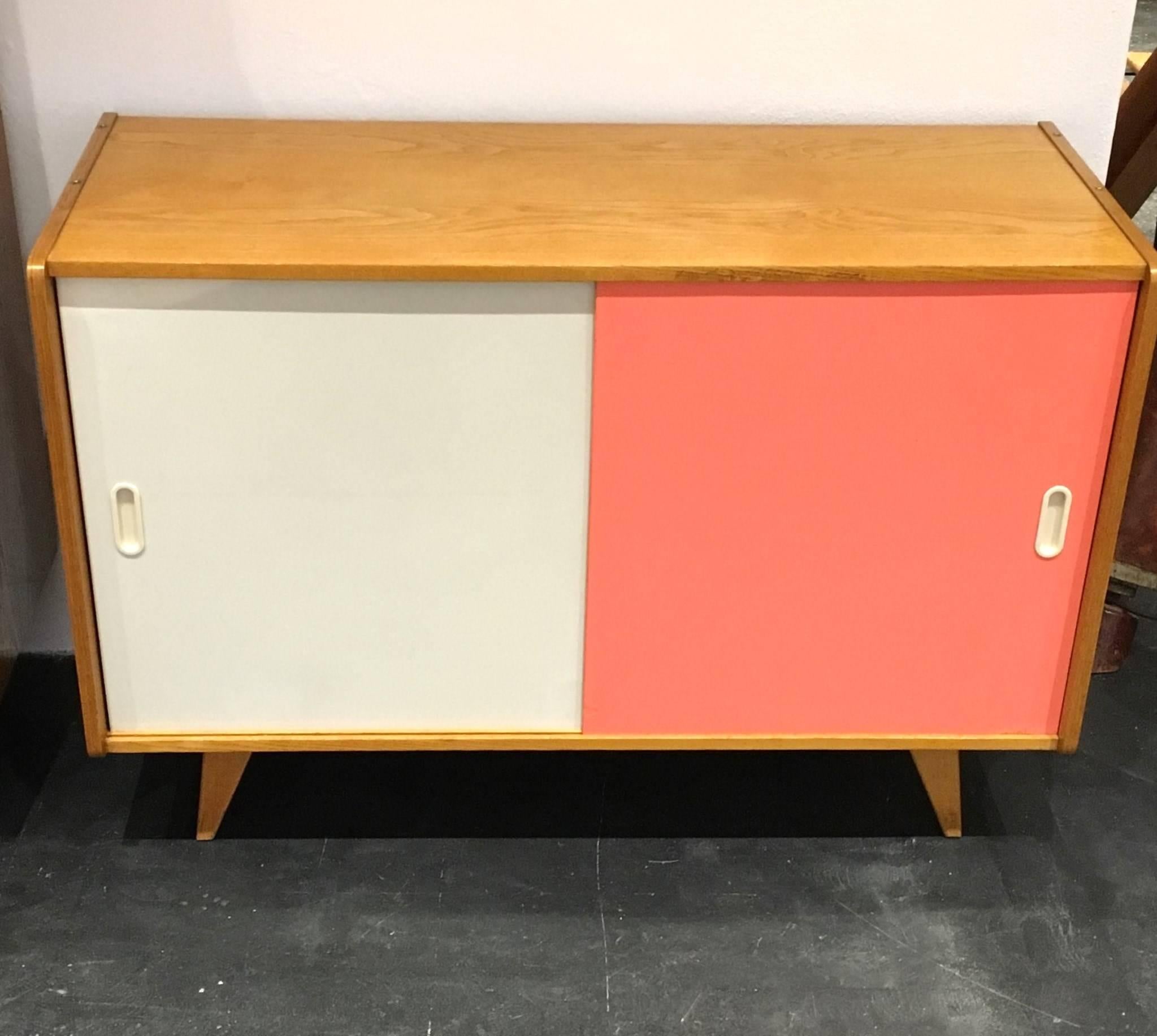Mid-Century sideboard by Jiri Jiroutek for Interier Praha, dating from the 1960s,
featuring two sliding doors with pink and gray fronts from the former Czechoslovakia.
Completely restored.

We offer shop to door delivery worldwide. Please ask