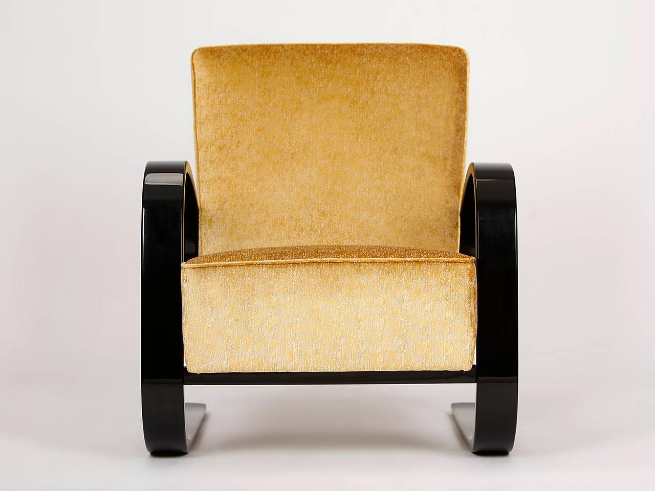 Designed by Miroslav Navratil for Spojene UP Zavody in the 1950s. Completely restored with black lacquered armrests and a new spring core. Upholstered with a gold-colored fabric by Larsen.
We offer shop to door delivery worldwide. Please ask for a