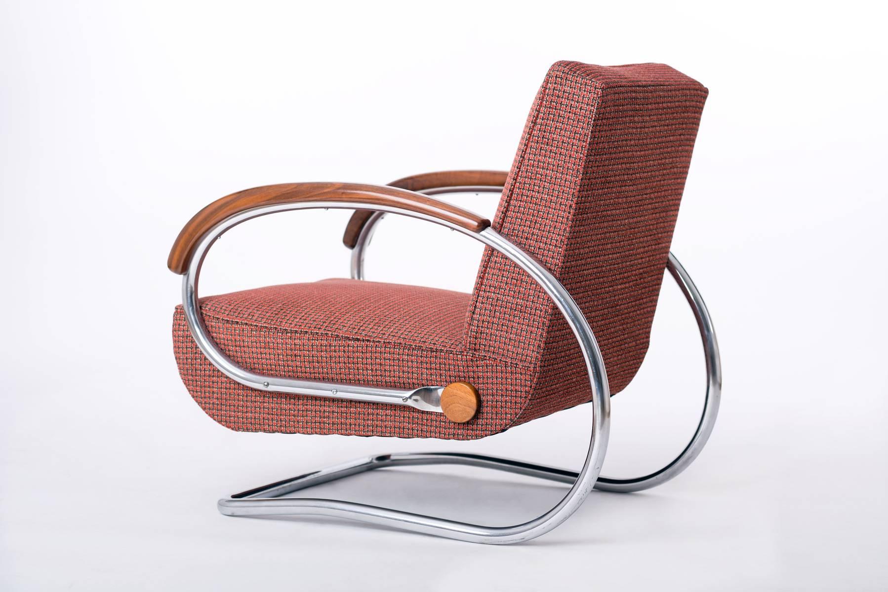 This cantilever chair H-221 with a chromed tubular steel frame was designed by Czech designer Jindrich Halabala for UP Zavody. This early chair was manufactured in the 1930s. It features the original upholstery. The seat surface has been