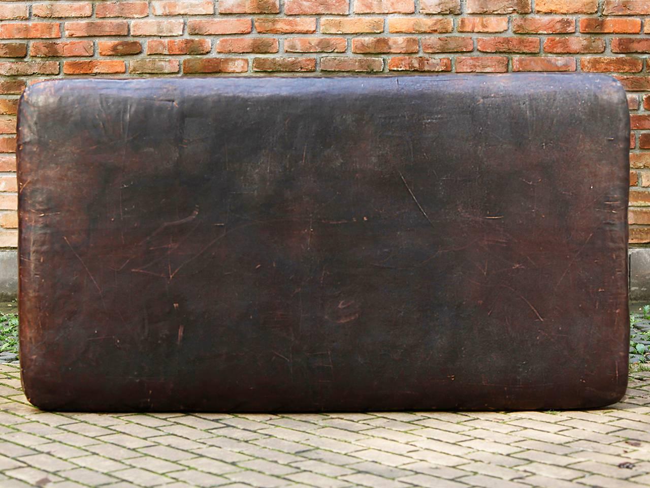 Large Gymnastics Leather Bench, 1930s In Good Condition In Wien, AT