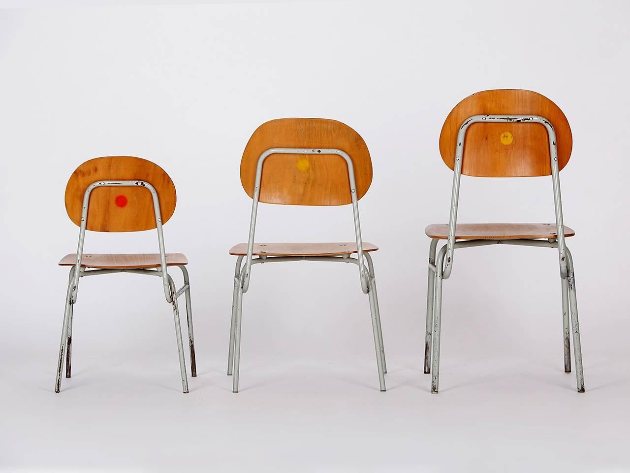 Die Stühle kommen aus einer tschechischen Grundschule. Hergestellt in den 1960er Jahren. Hölzerne Teile wurden restauriert. Stahlrohr mit Originallackierung und Patina.
Maße: klein: Sitzhöhe 11 x H 21 x B 12 x T 11 cm
Medium: Höhe der Sitzfläche
