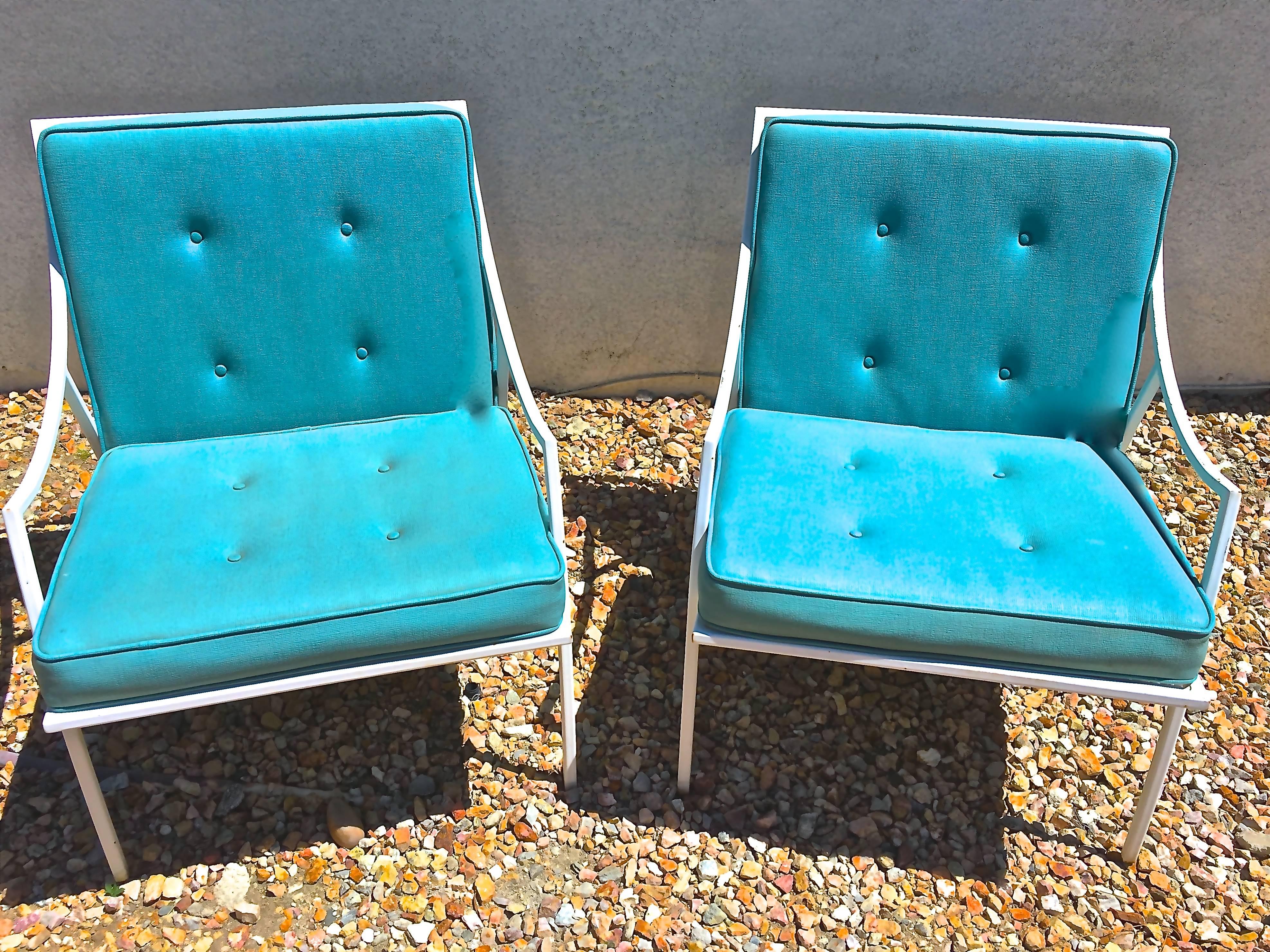 Hollywood Regency pair of patio armchairs are striking in their graceful simplicity. Perfect choice for any Mid-Century Modern setting or as a transitional patio seating choice. Powder-coated in pure white, the aqua seat cushions are original with
