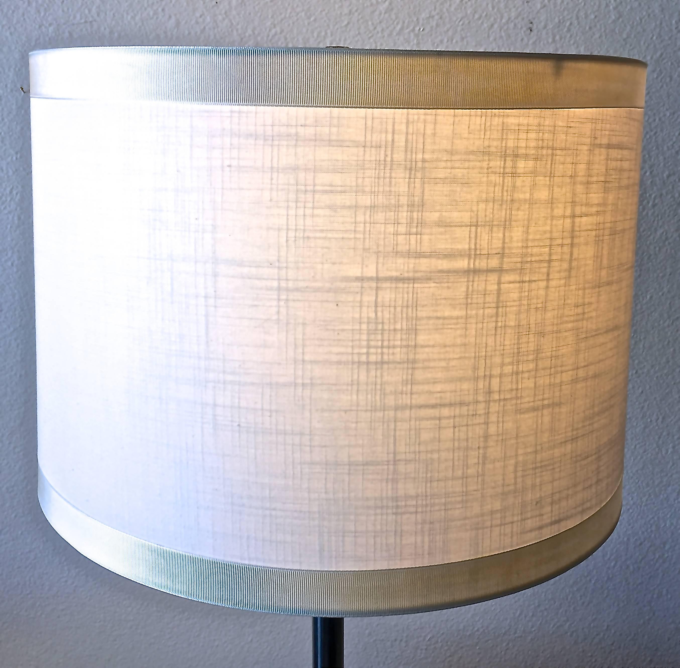 Modeline Mid-Century Modern Sculptural Lamp Table in White Lacquer and Chrome In Good Condition For Sale In Palm Springs, CA
