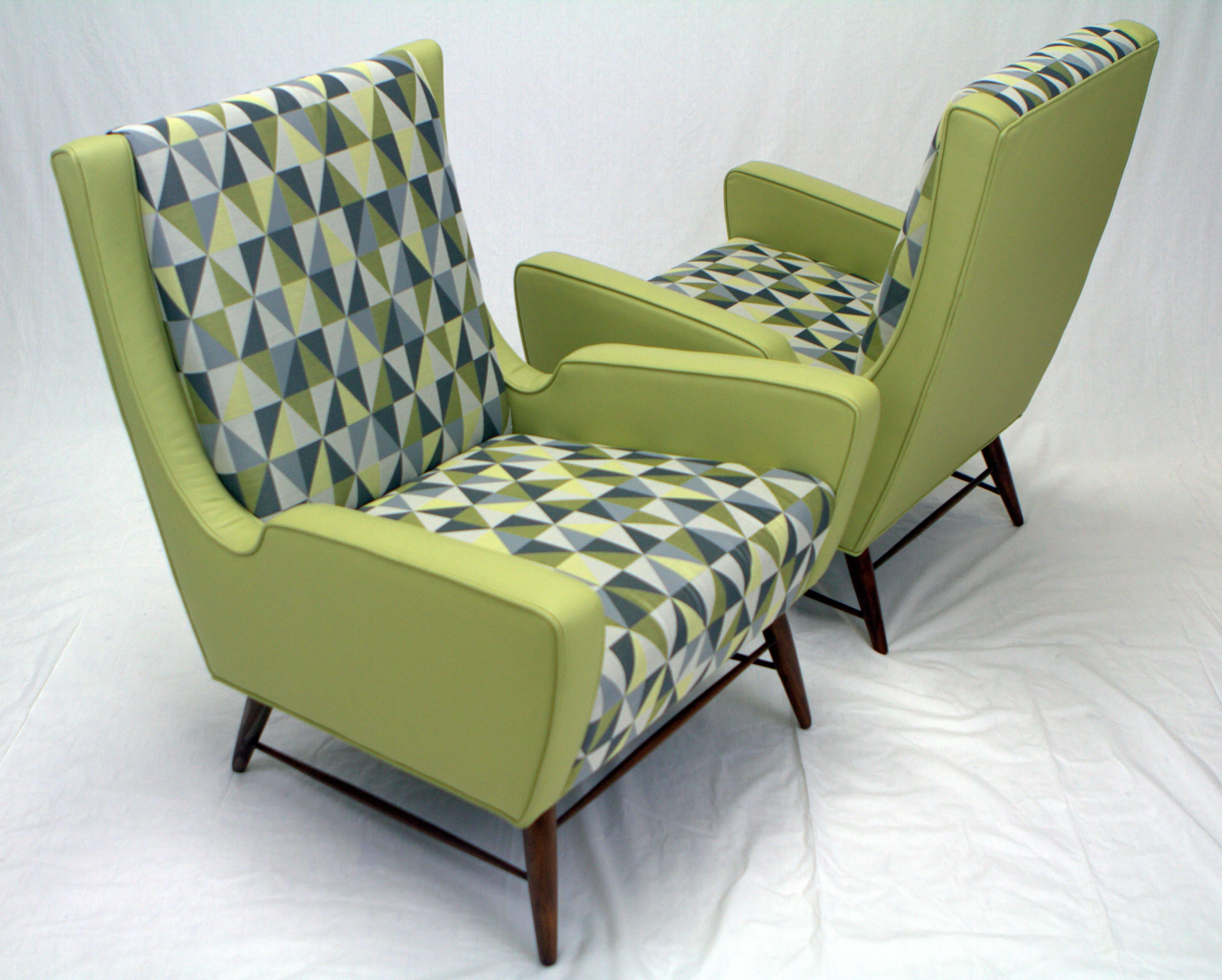 Pair of Italian Lounge Chairs in the Style of Gio Ponti In Excellent Condition In Chicago, IL