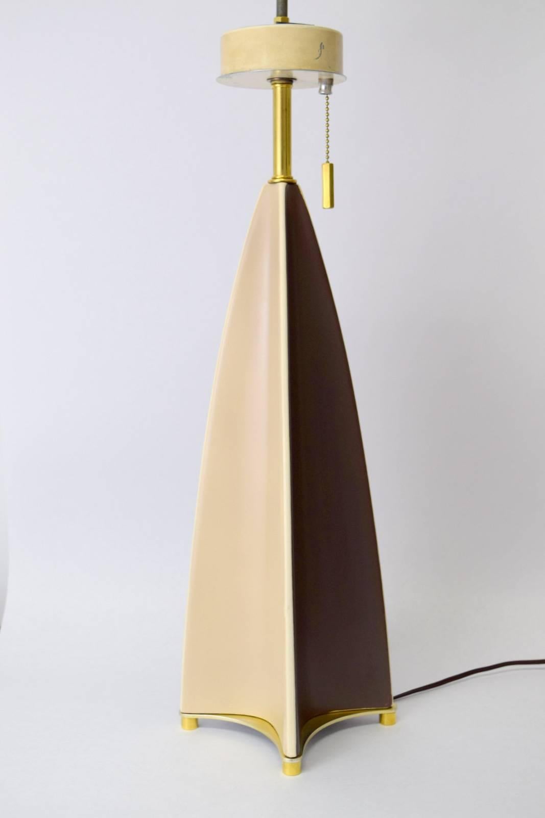Amazing parabolic fin lamp by Gerald Thurston for Lightolier. Stoneware base in coffee and cream glaze with white line along spines separating concave sides. Original three-part light socket with three-way pull chain with original finial. Sits on