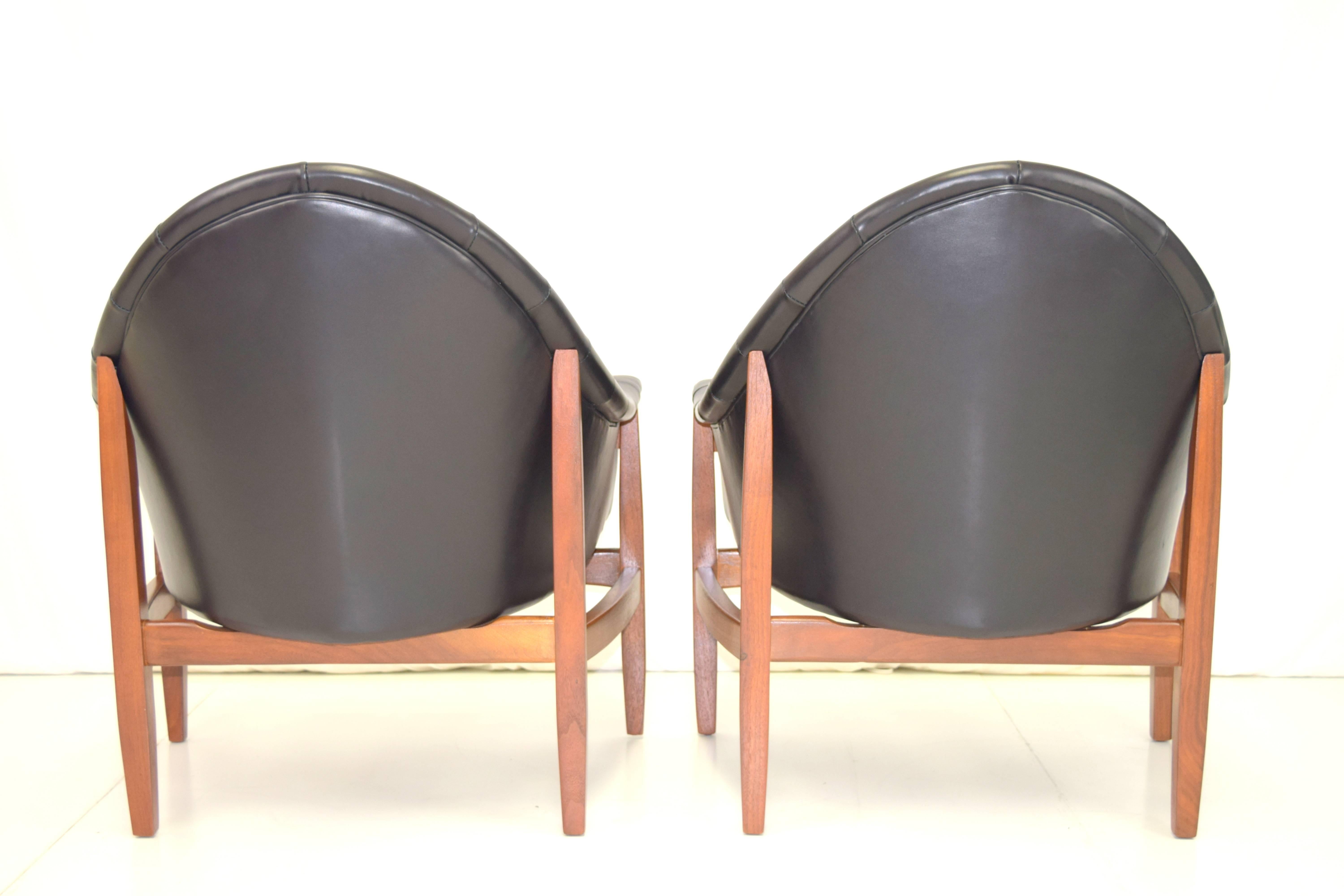 Mid-Century Modern Sexy Pair of Black Leather Tufted Chairs by Milo Baughman For Sale