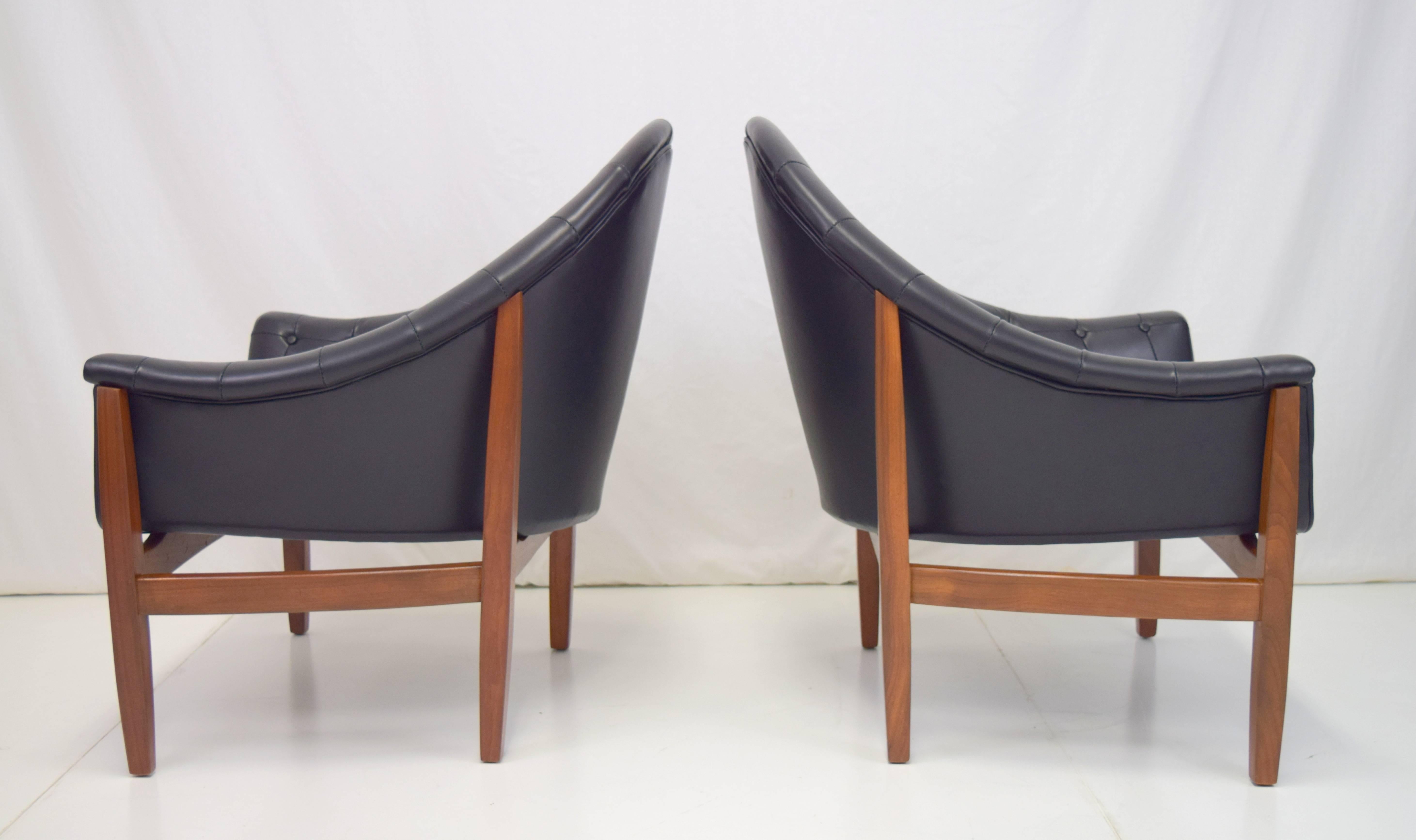 Sexy Pair of Black Leather Tufted Chairs by Milo Baughman In Excellent Condition For Sale In Chicago, IL