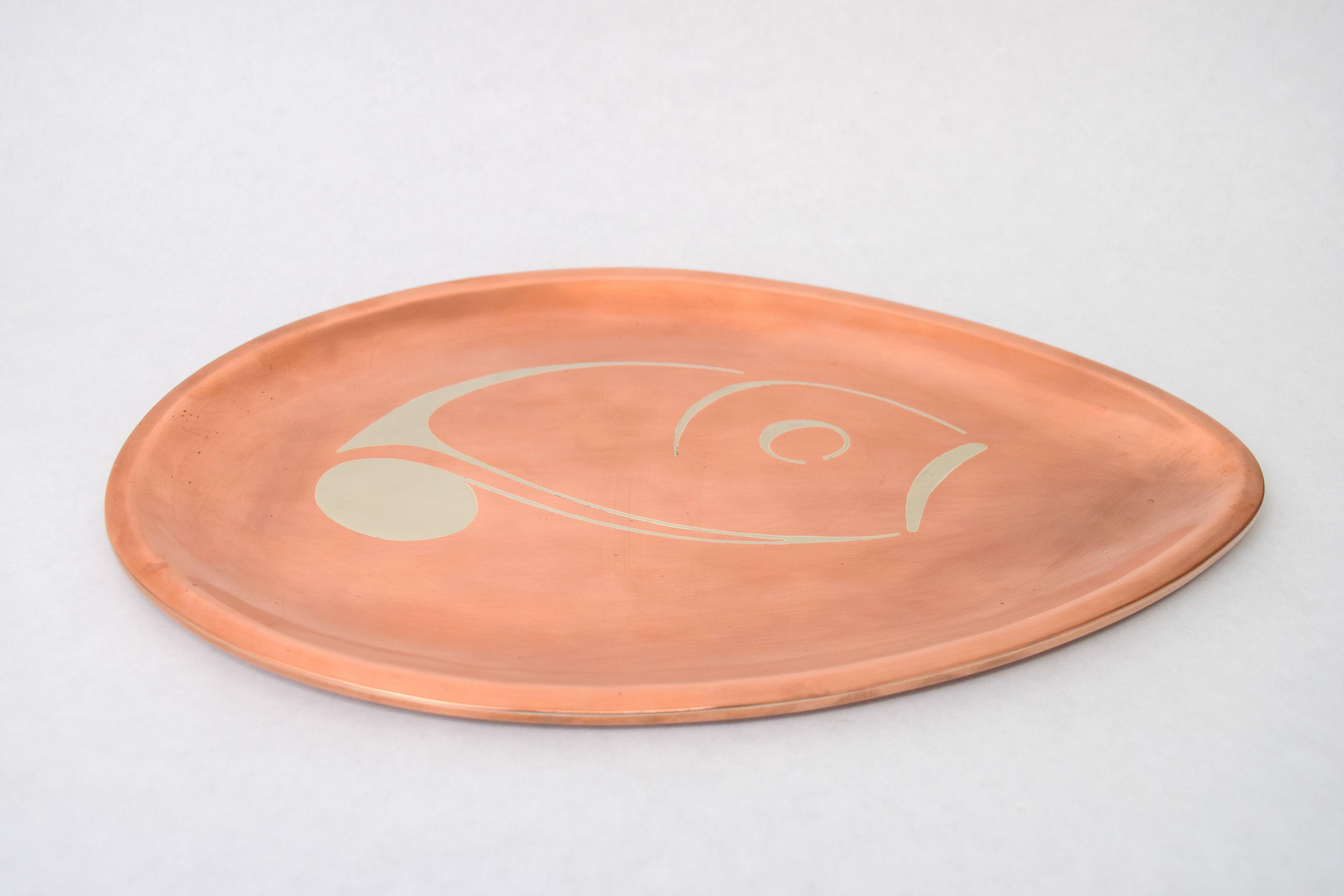 Lovely copper and sterling silver teardrop tray with abstract design. Copper almost a rose gold coloration contrasting with silver center design. Hallmarked with Los Castillo mixed metal stamp from 1950s.