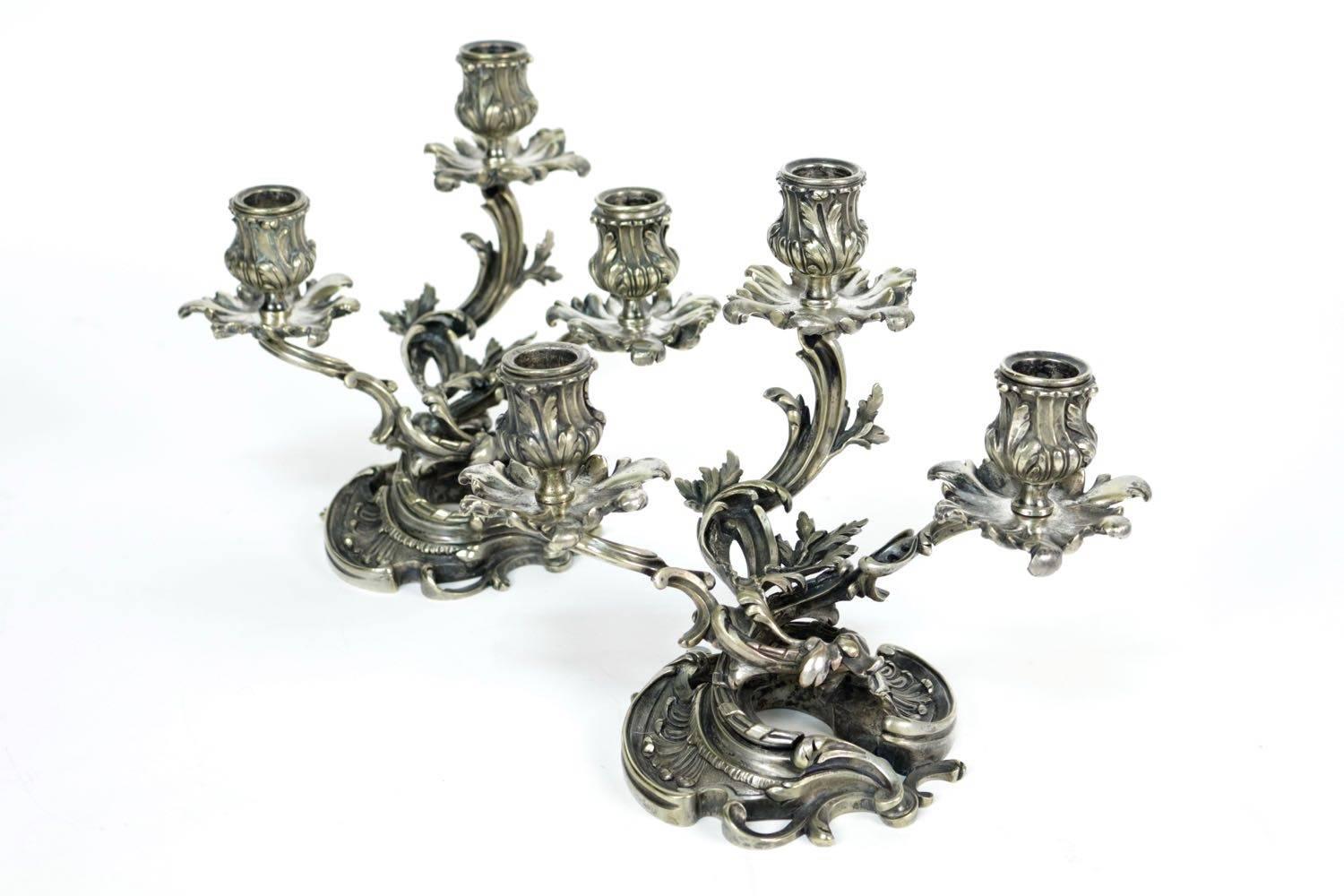 Interesting, rare and pretty small pair of late 19h century Rococo « Bouts de table », Revival silver plate candlesticks in the Louis XV style. The candlesticks are finely chiseled with bold scrollwork and sprigs of foliage.

Henry Vian was the