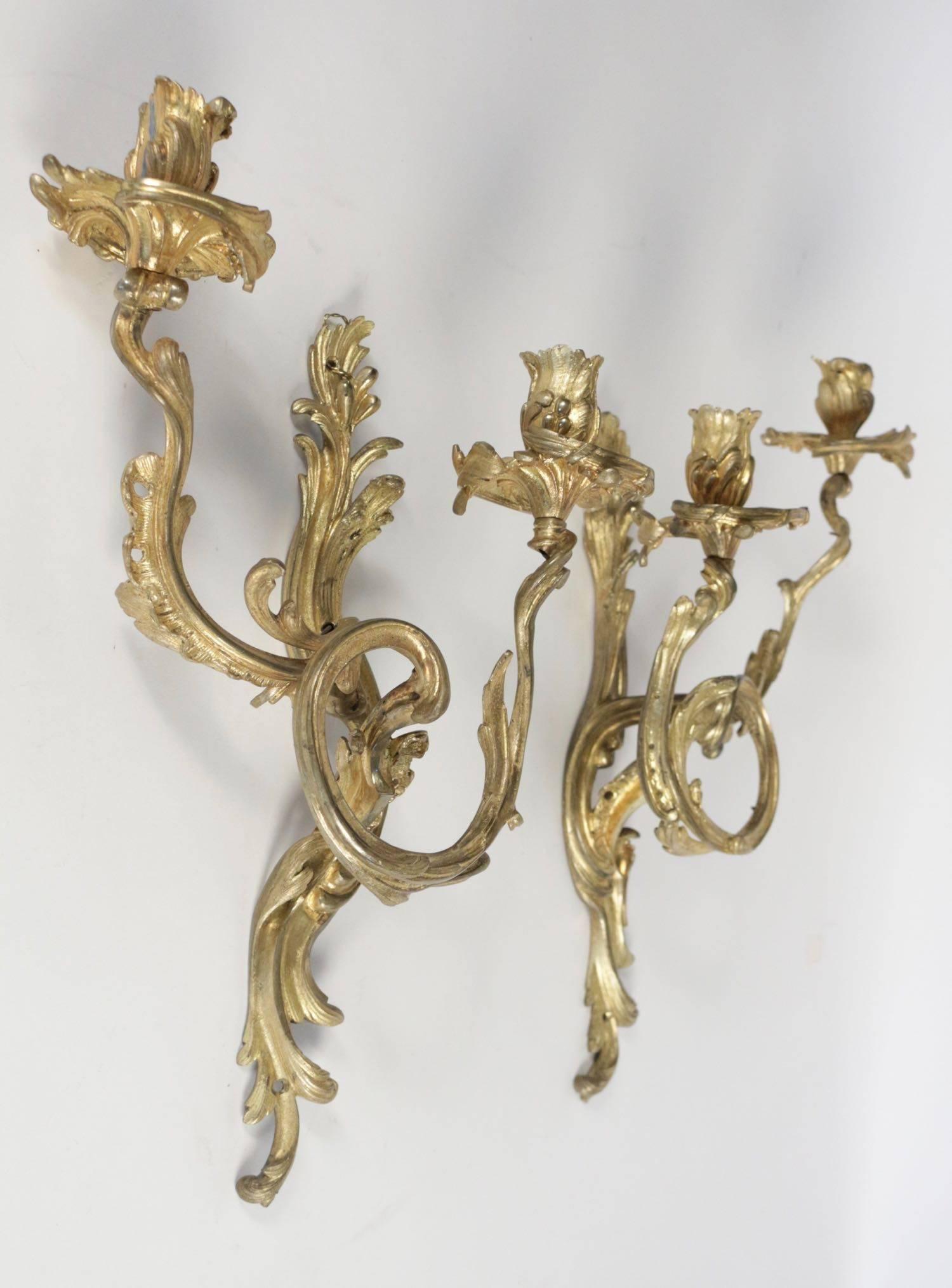 A beautiful ormolu, pair of two lights sconces, finely chiseled, featuring branches and foliage. Original gilding.

Parisian work of the late 19h century.