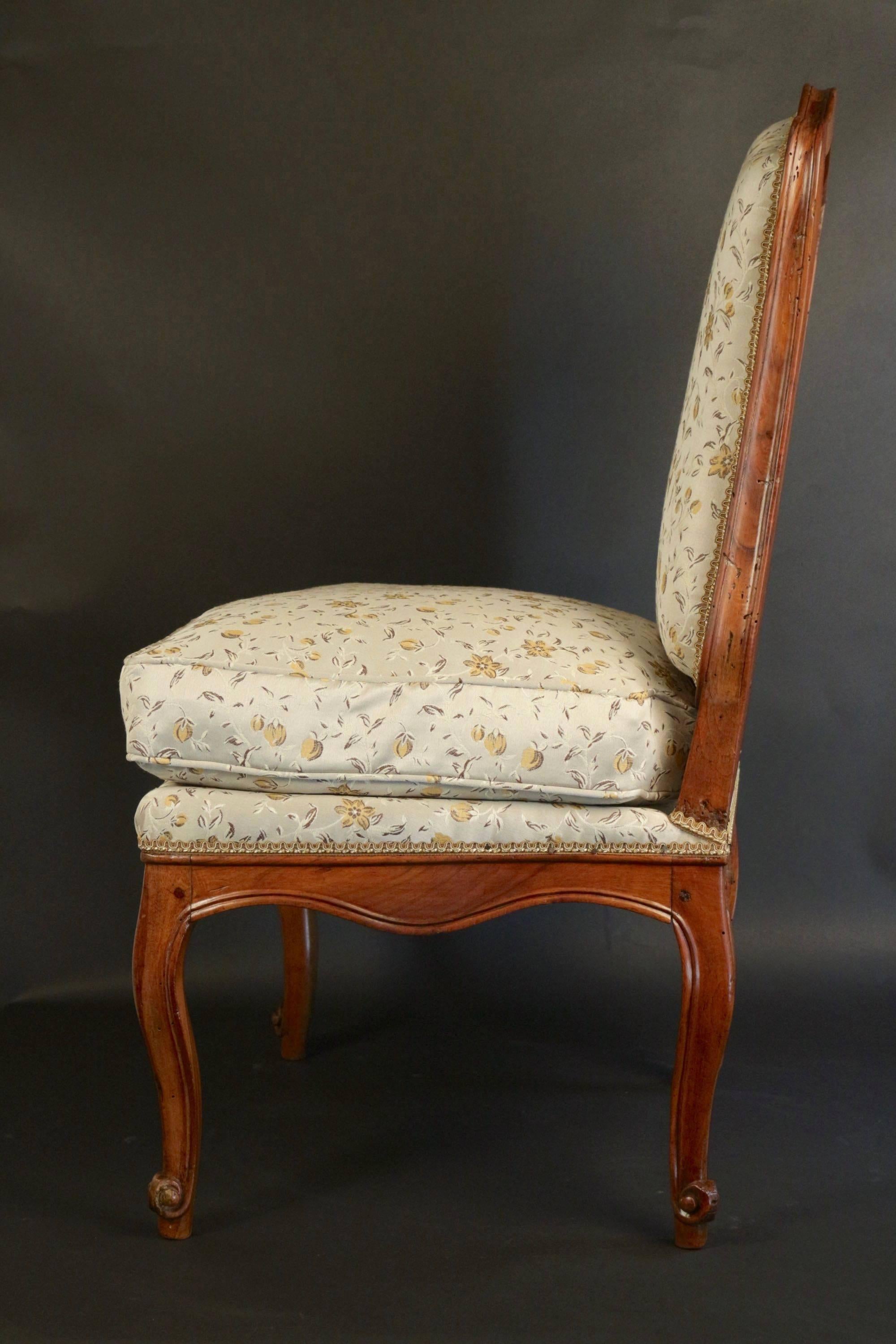 Polished French Four Regence Period Slipper Chairs in Walnut, circa 1730 For Sale