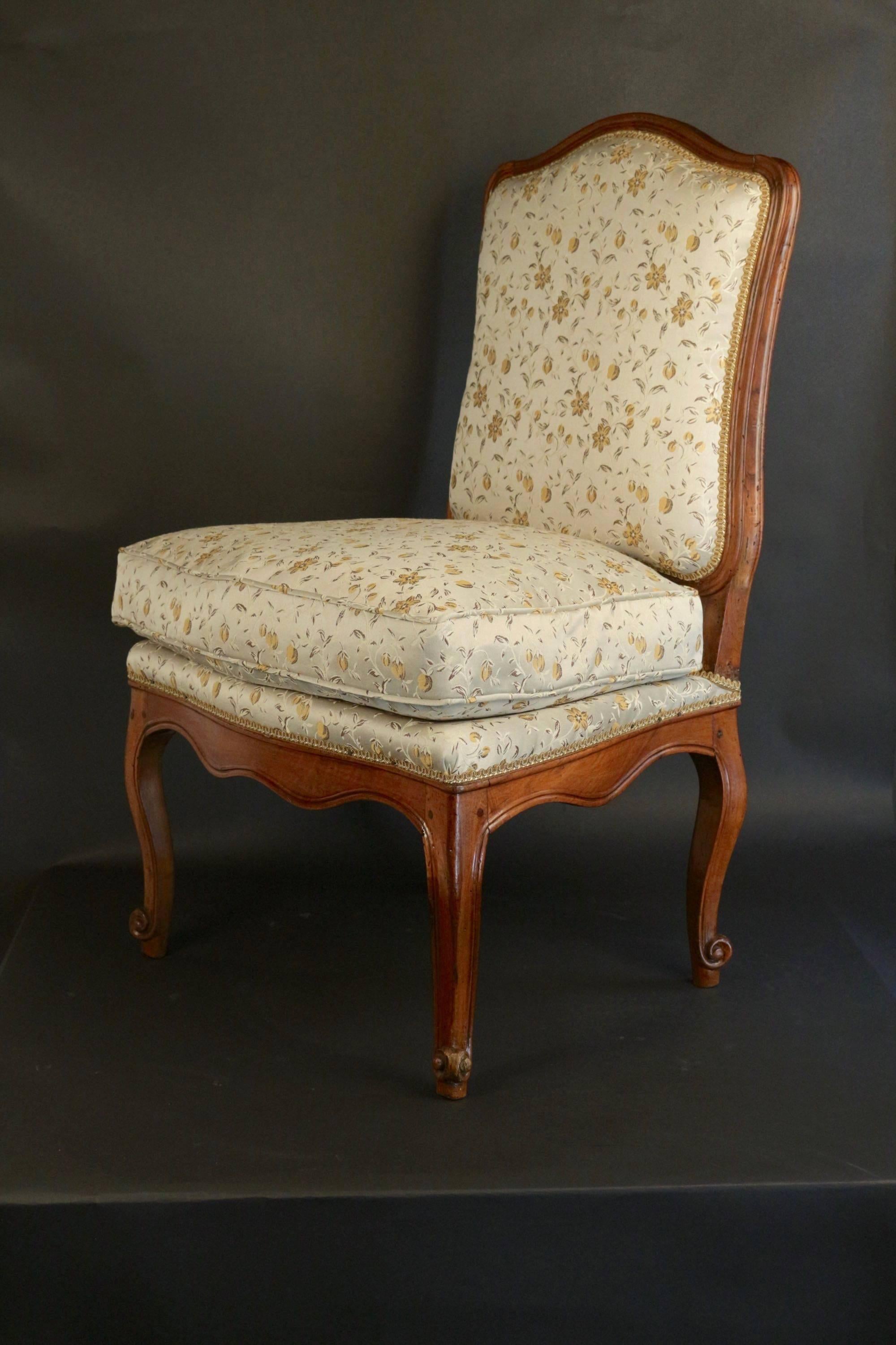 French Four Regence Period Slipper Chairs in Walnut, circa 1730 In Good Condition For Sale In Saint Ouen, FR