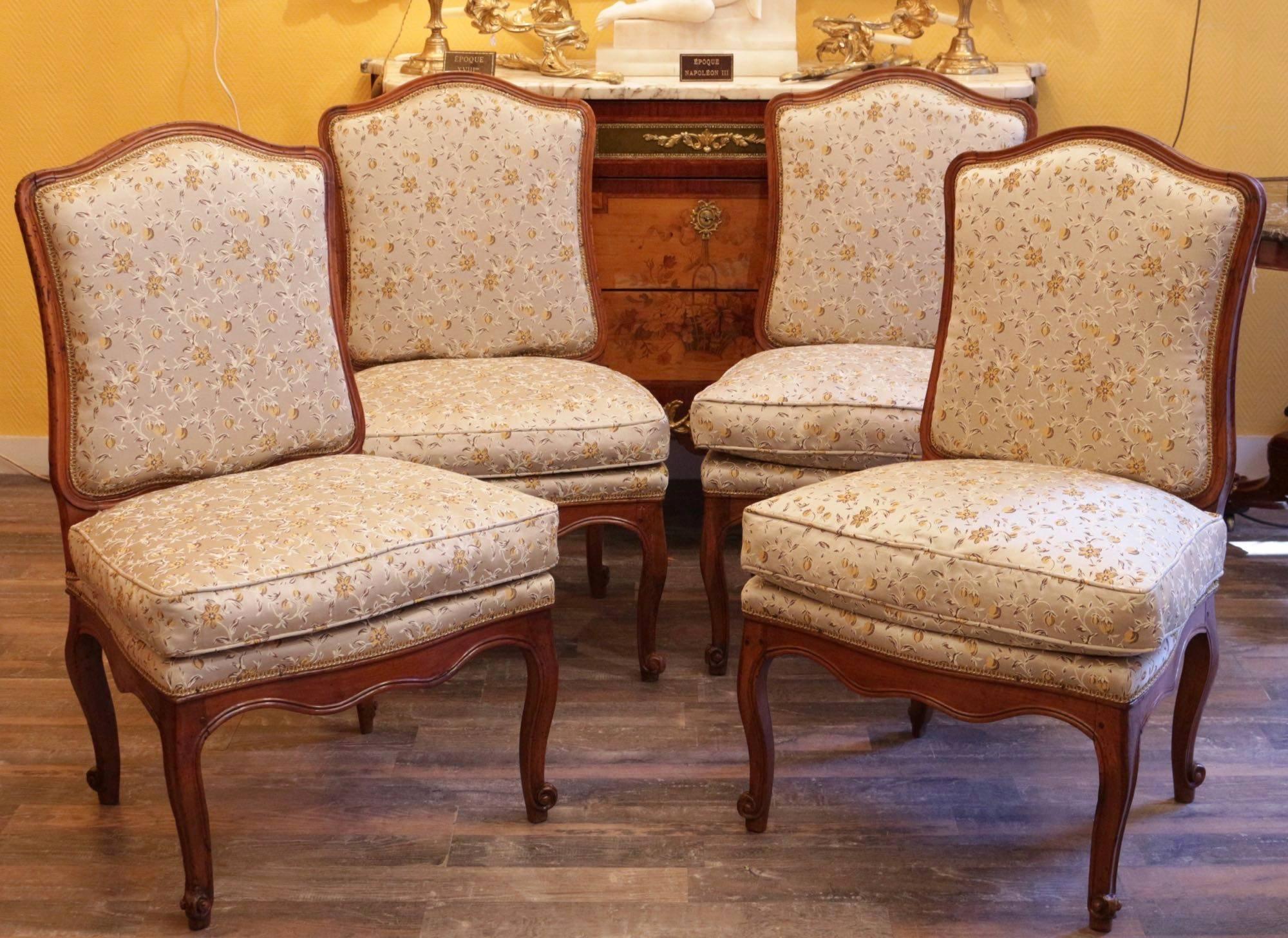 French Four Regence Period Slipper Chairs in Walnut, circa 1730 For Sale 3