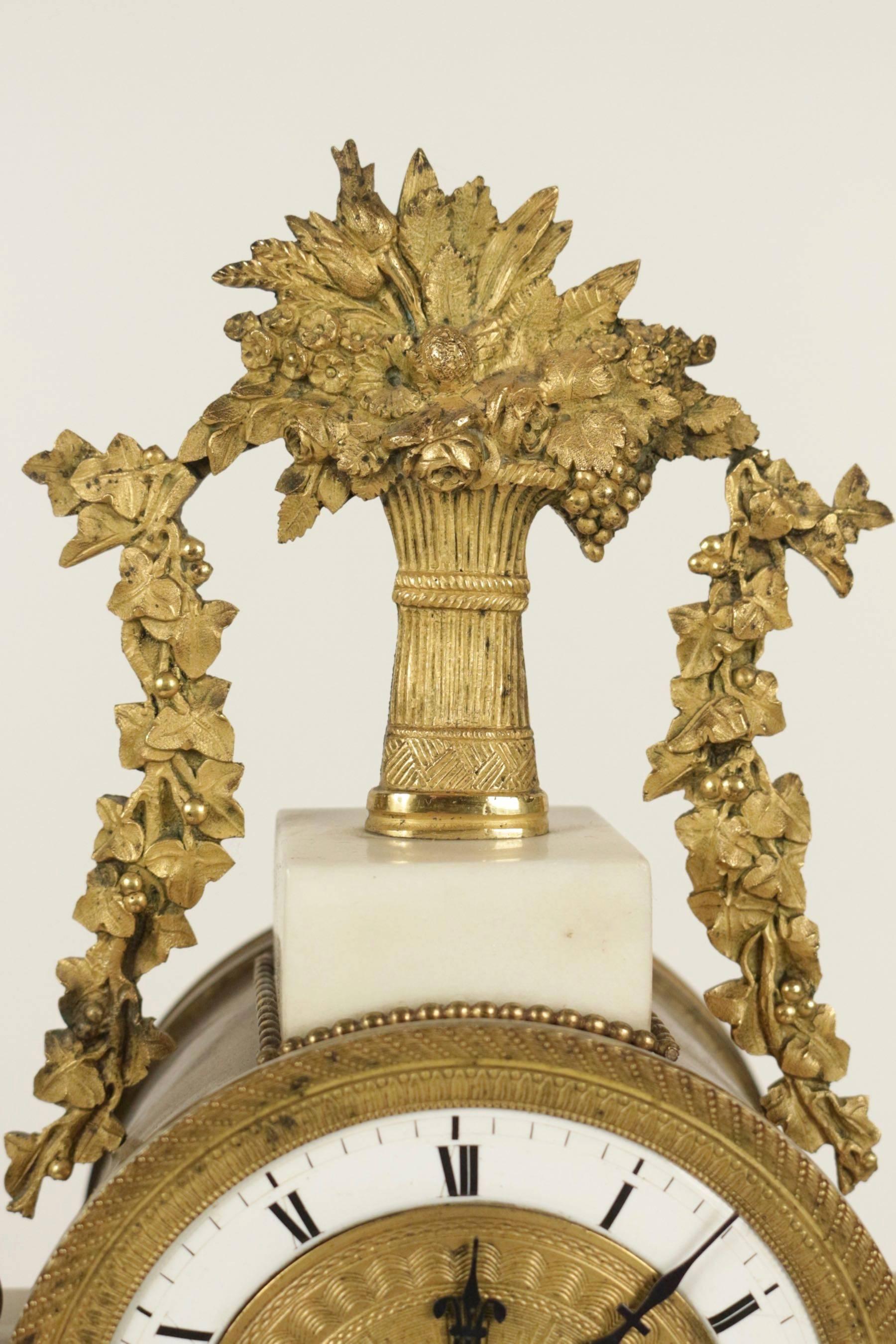 Awesome portico clock in white Carrara marble and fine original ormolu decorations, Return from Egypt.
The gilded bronze depicts dolphins, flowery vases, seated griffons, draperies, pendulum to the Sun King.
French Empire period work signed by