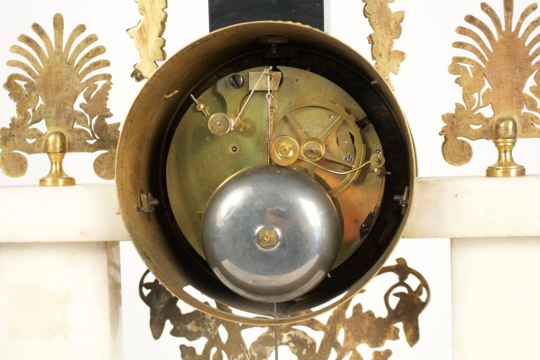 Directoire Period White Carrara Marble and Ormolu Clock, circa 1795 In Good Condition For Sale In Saint Ouen, FR