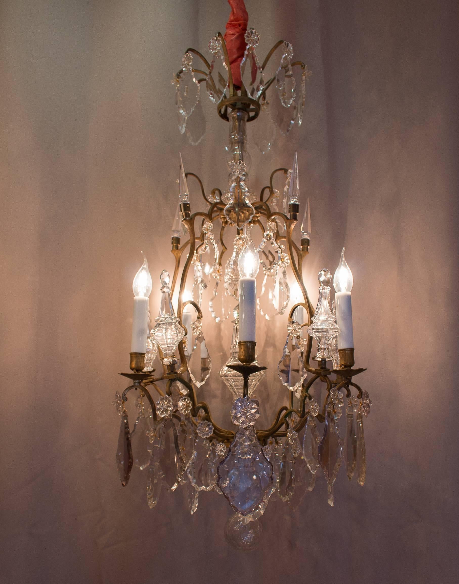 A beautiful and rare, fine quality French late 18th century or early 19th century, in a classical Louis XV style, original bronze and hand-cut crystal, form cage chandelier.
Our chandelier is composed of five elegantly scrolled arm lights and five